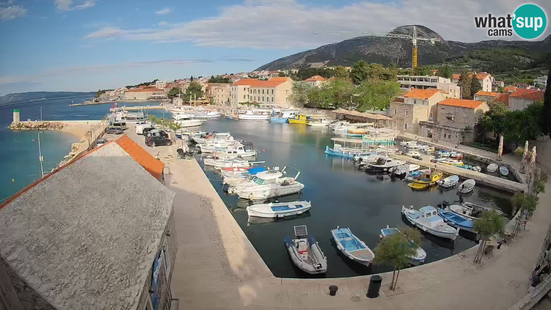 Spletna kamera Bol pristanišče – Pogled v živo na Rivo in marino