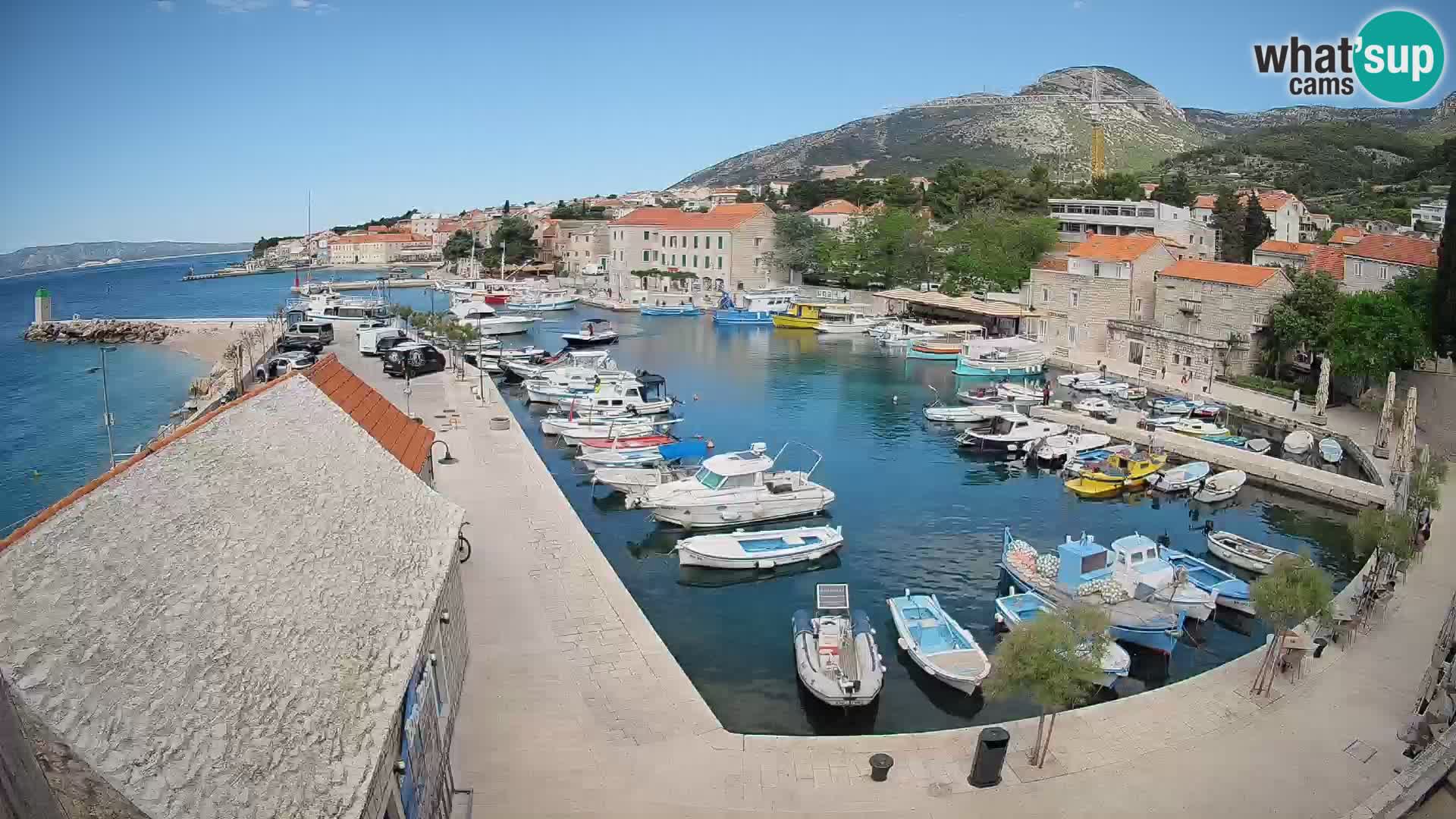 Spletna kamera Bol pristanišče – Pogled v živo na Rivo in marino
