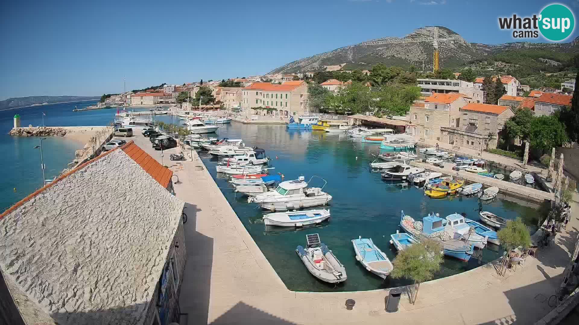 Spletna kamera Bol pristanišče – Pogled v živo na Rivo in marino
