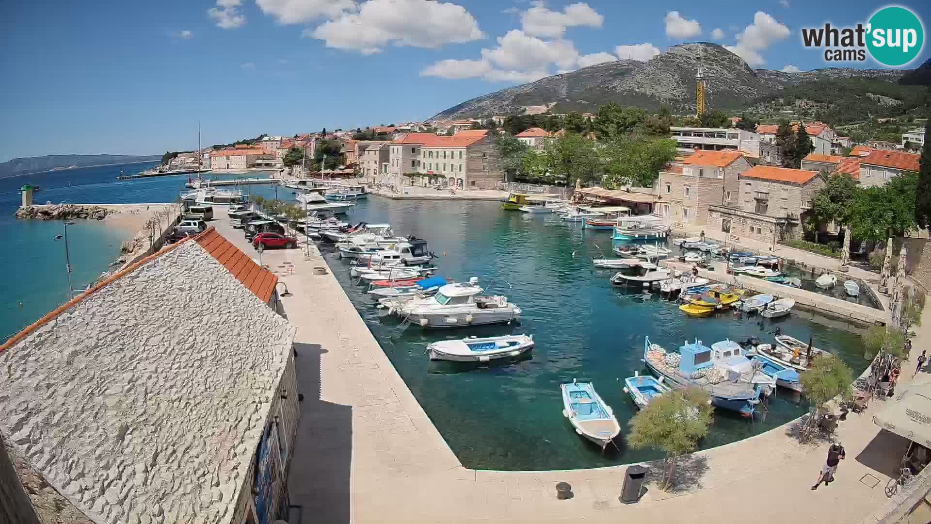 Web kamera Bol Riva – Pogled uživo na luku i marinu