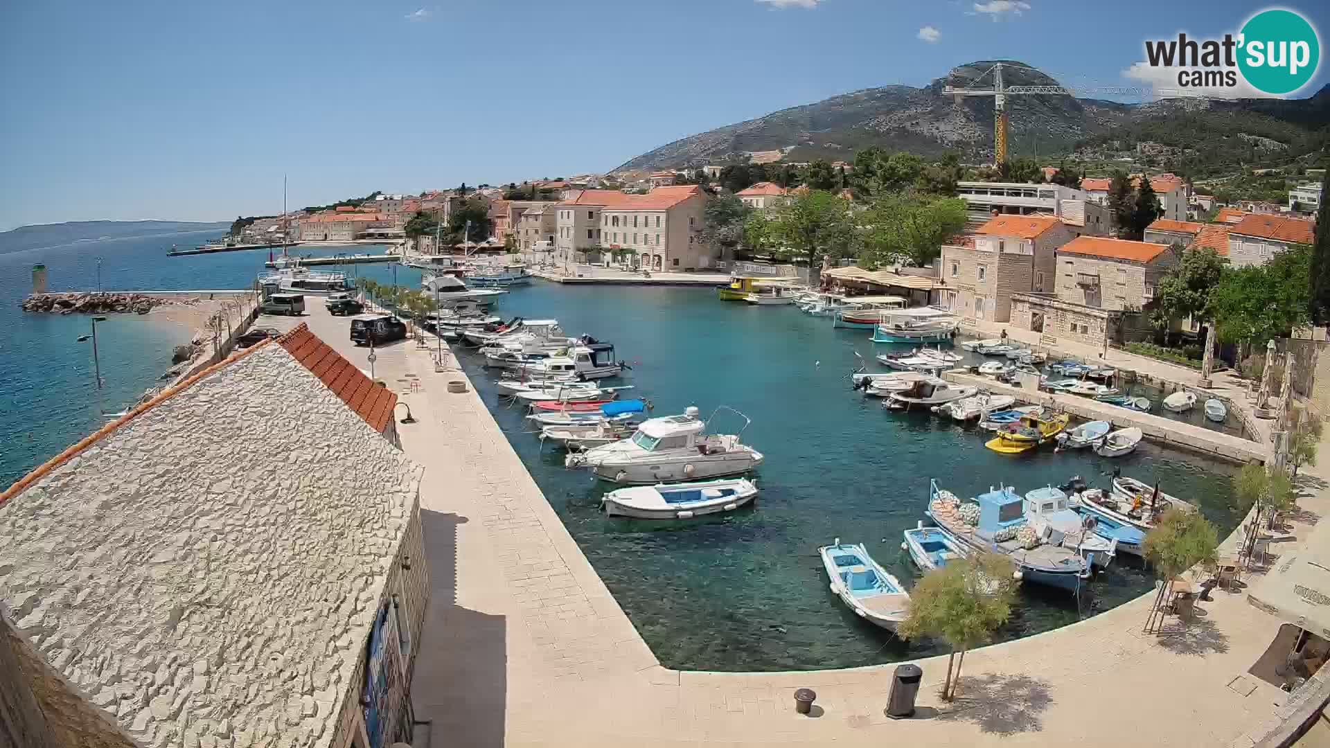 Spletna kamera Bol pristanišče – Pogled v živo na Rivo in marino