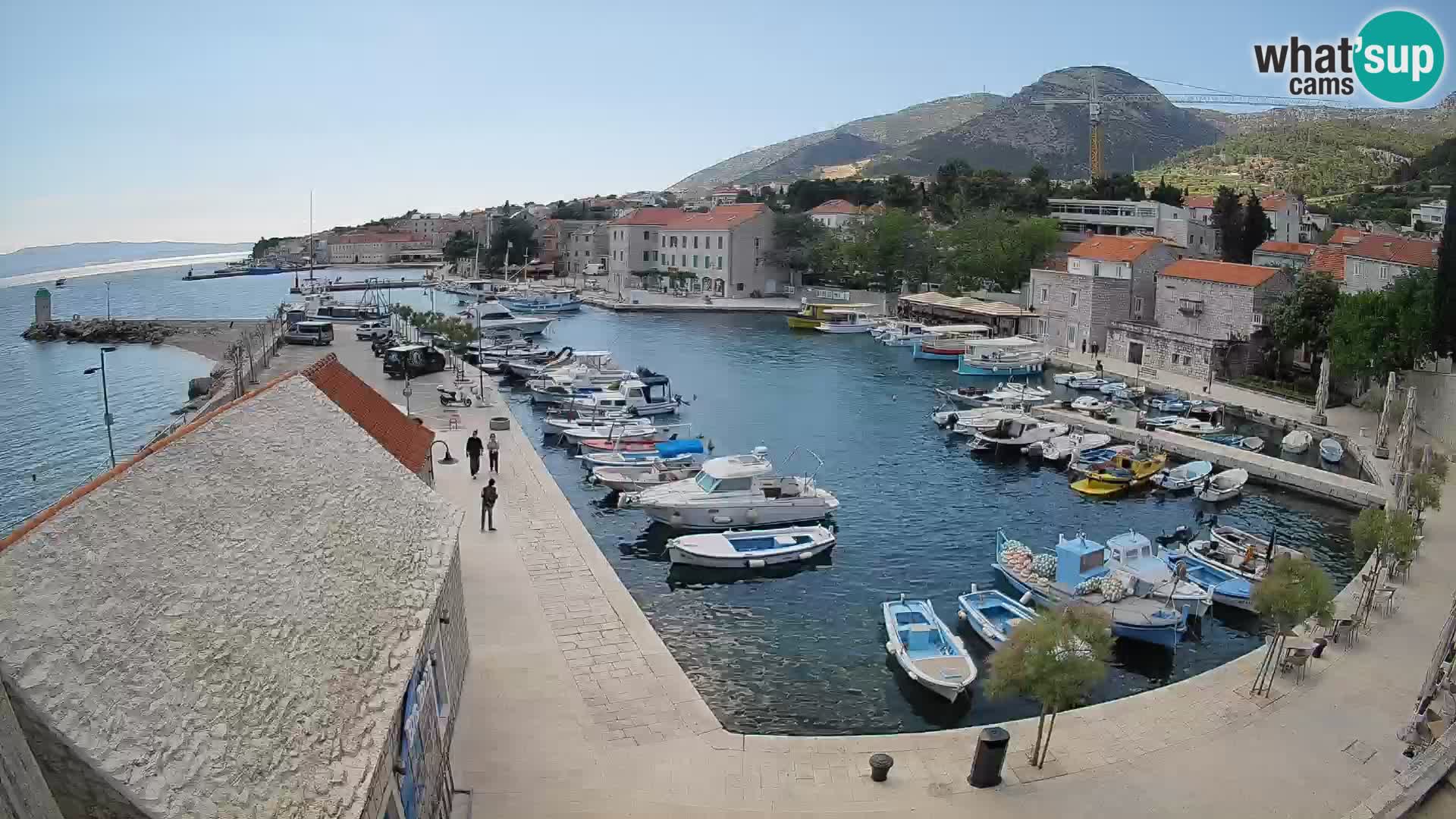 Web kamera Bol Riva – Pogled uživo na luku i marinu