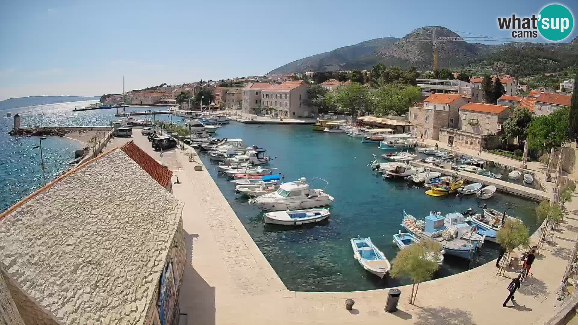 Web kamera Bol Riva – Pogled uživo na luku i marinu
