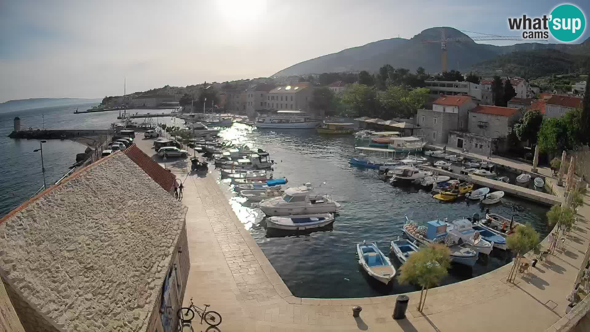 Web kamera Bol Riva – Pogled uživo na luku i marinu