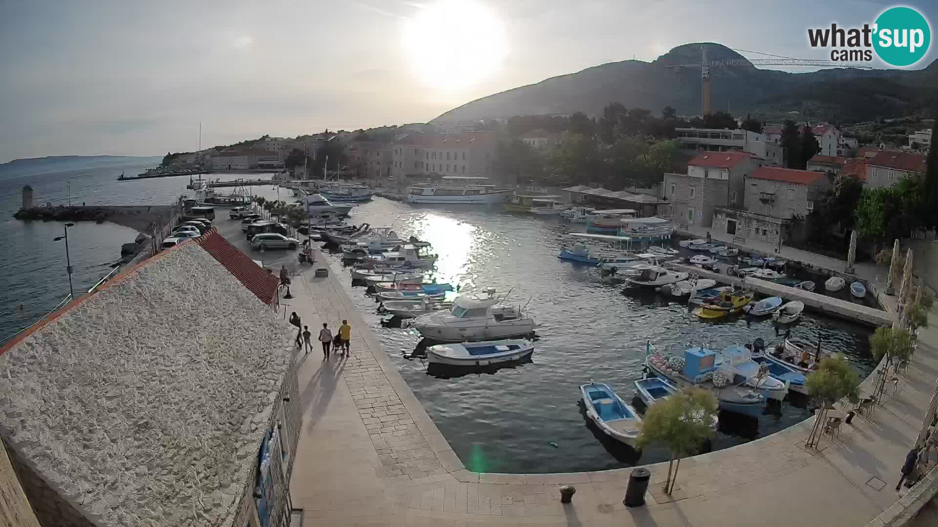Web kamera Bol Riva – Pogled uživo na luku i marinu
