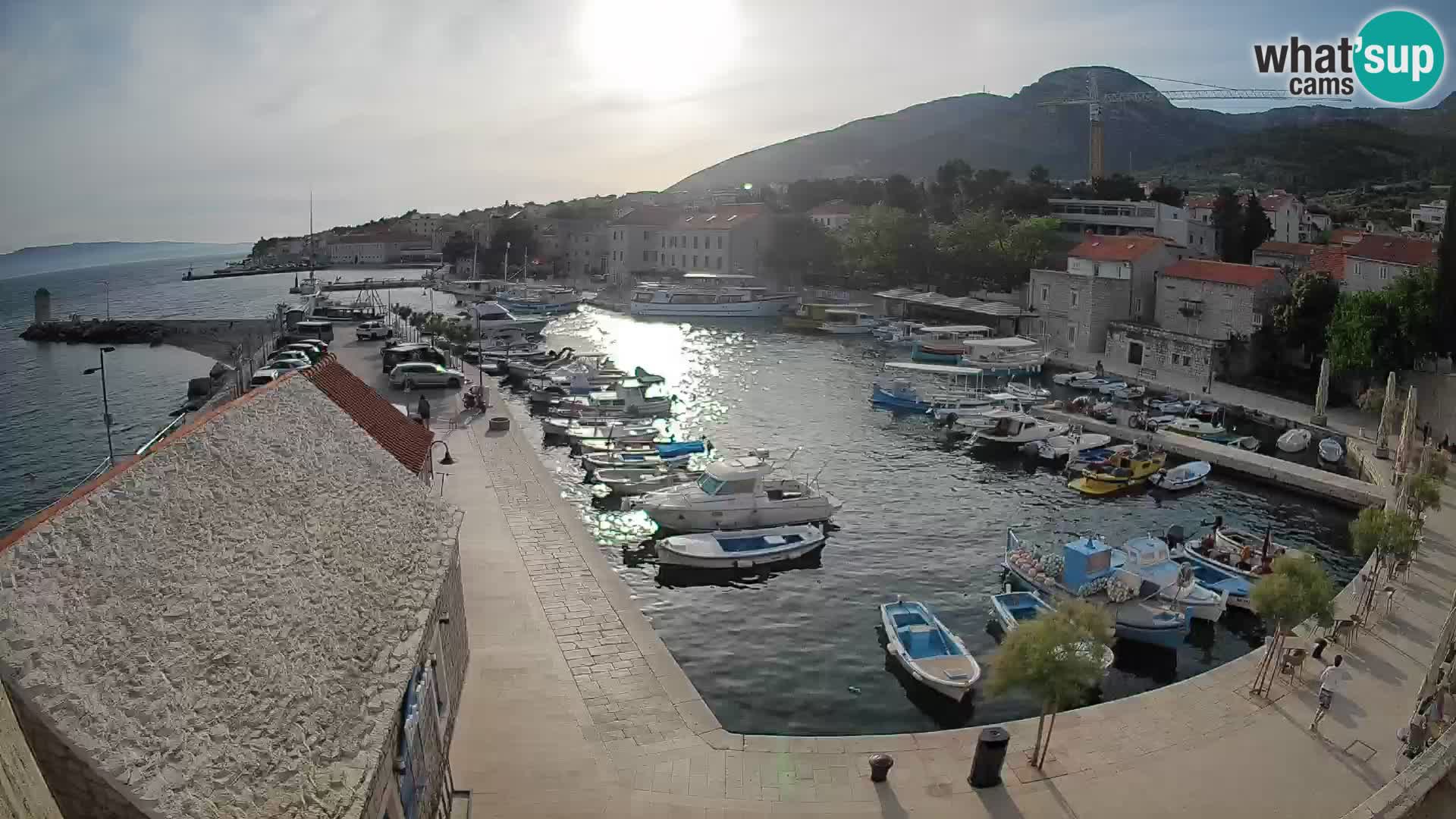 Web kamera Bol Riva – Pogled uživo na luku i marinu
