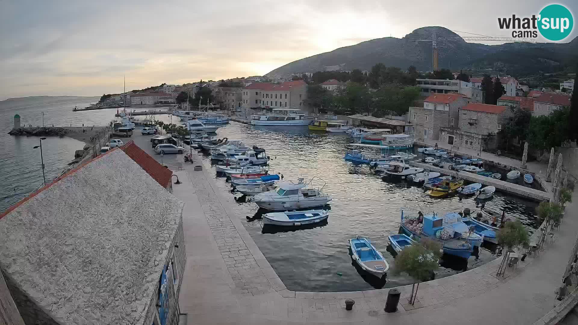 Web kamera Bol Riva – Pogled uživo na luku i marinu