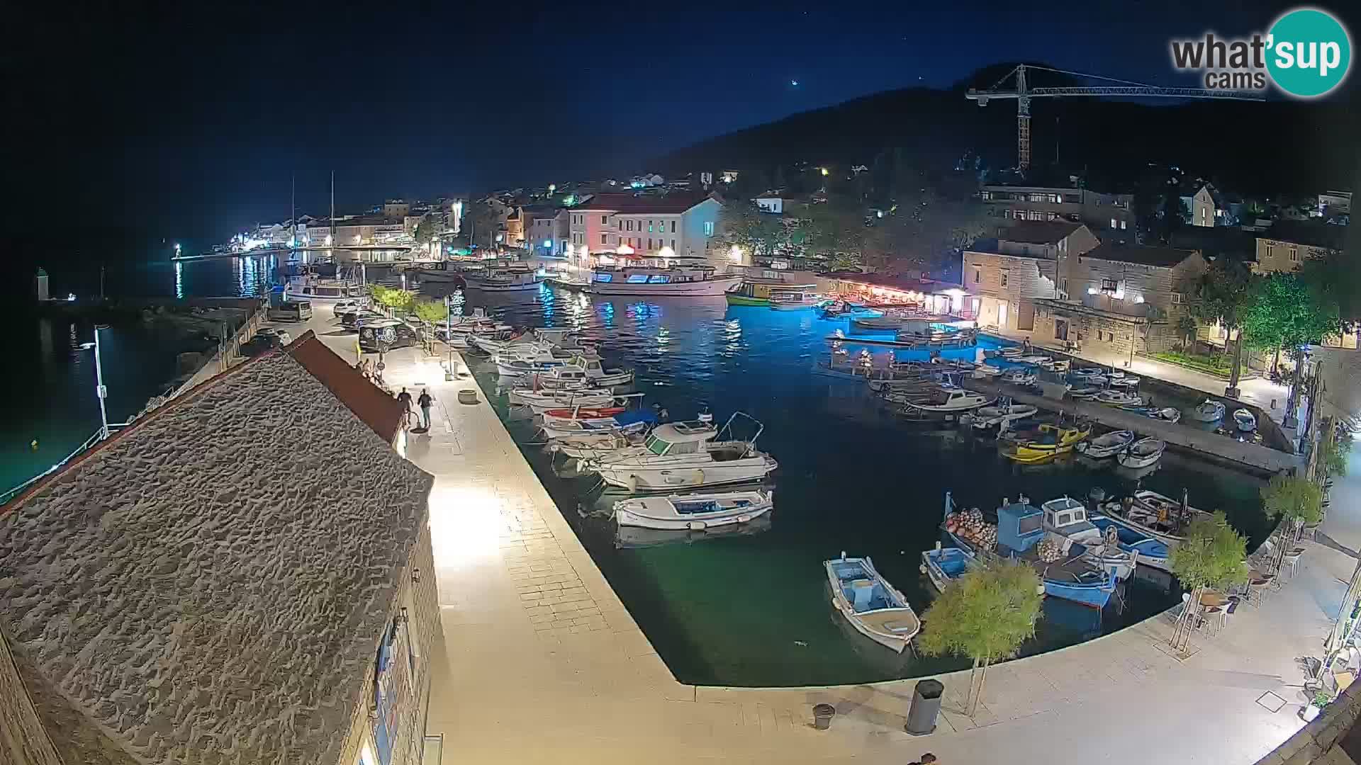 Web kamera Bol Riva – Pogled uživo na luku i marinu