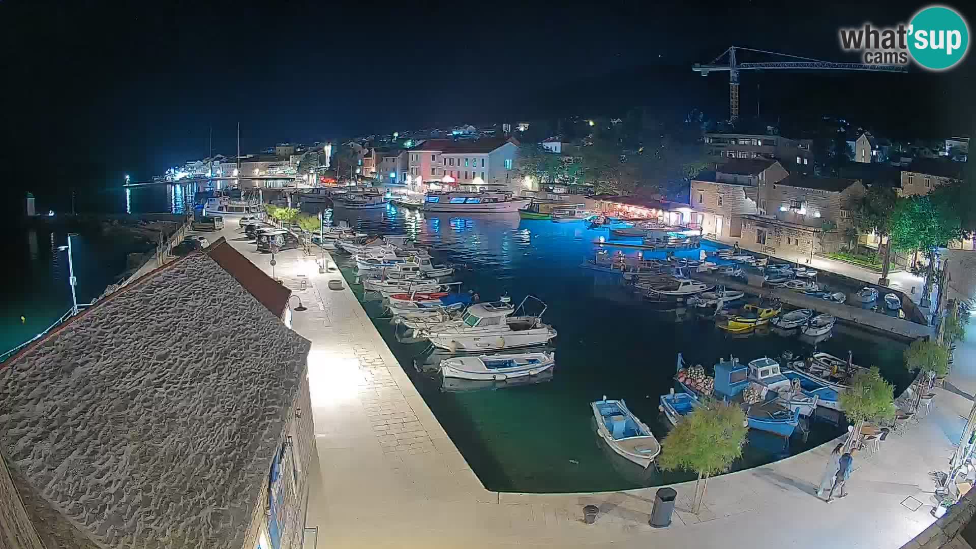 Spletna kamera Bol pristanišče – Pogled v živo na Rivo in marino