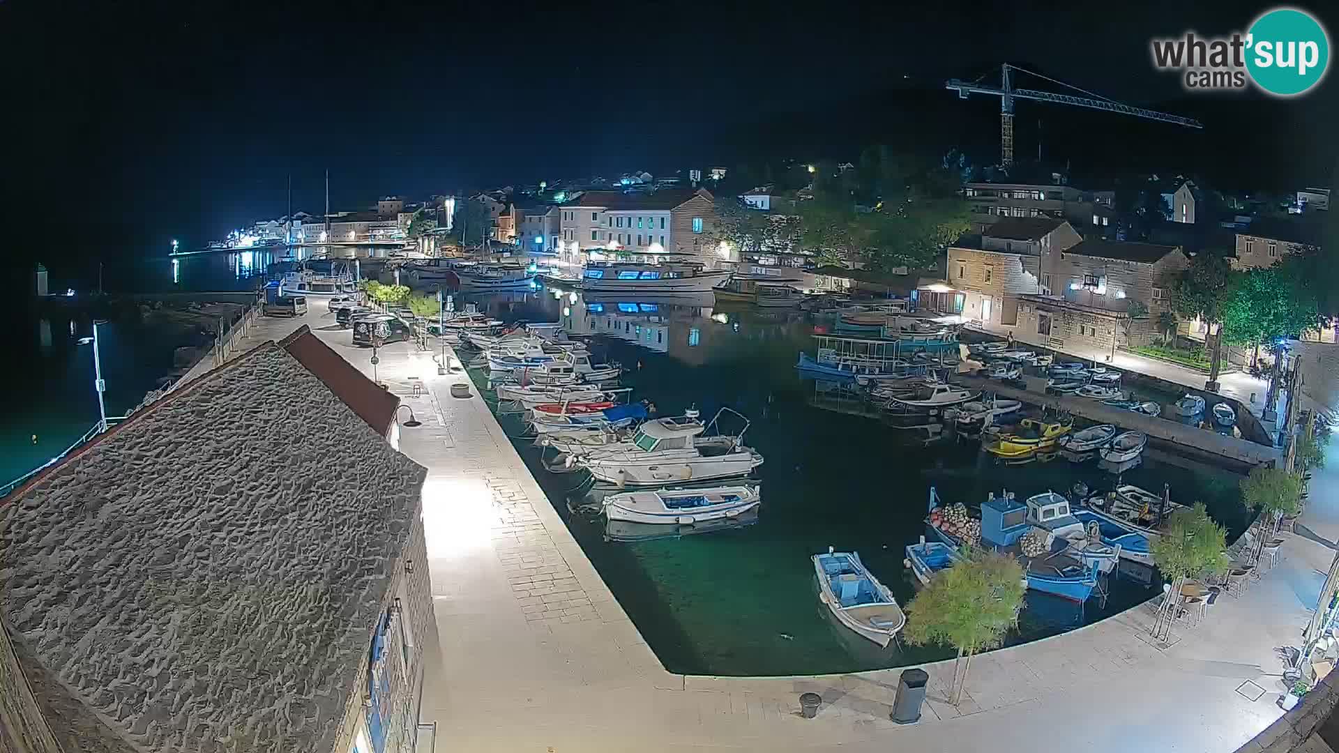 Web kamera Bol Riva – Pogled uživo na luku i marinu