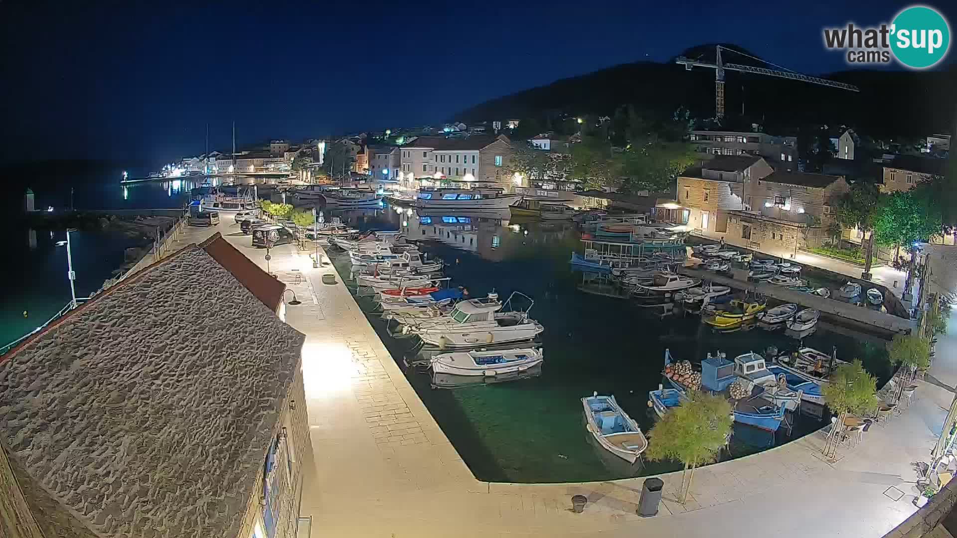 Spletna kamera Bol pristanišče – Pogled v živo na Rivo in marino