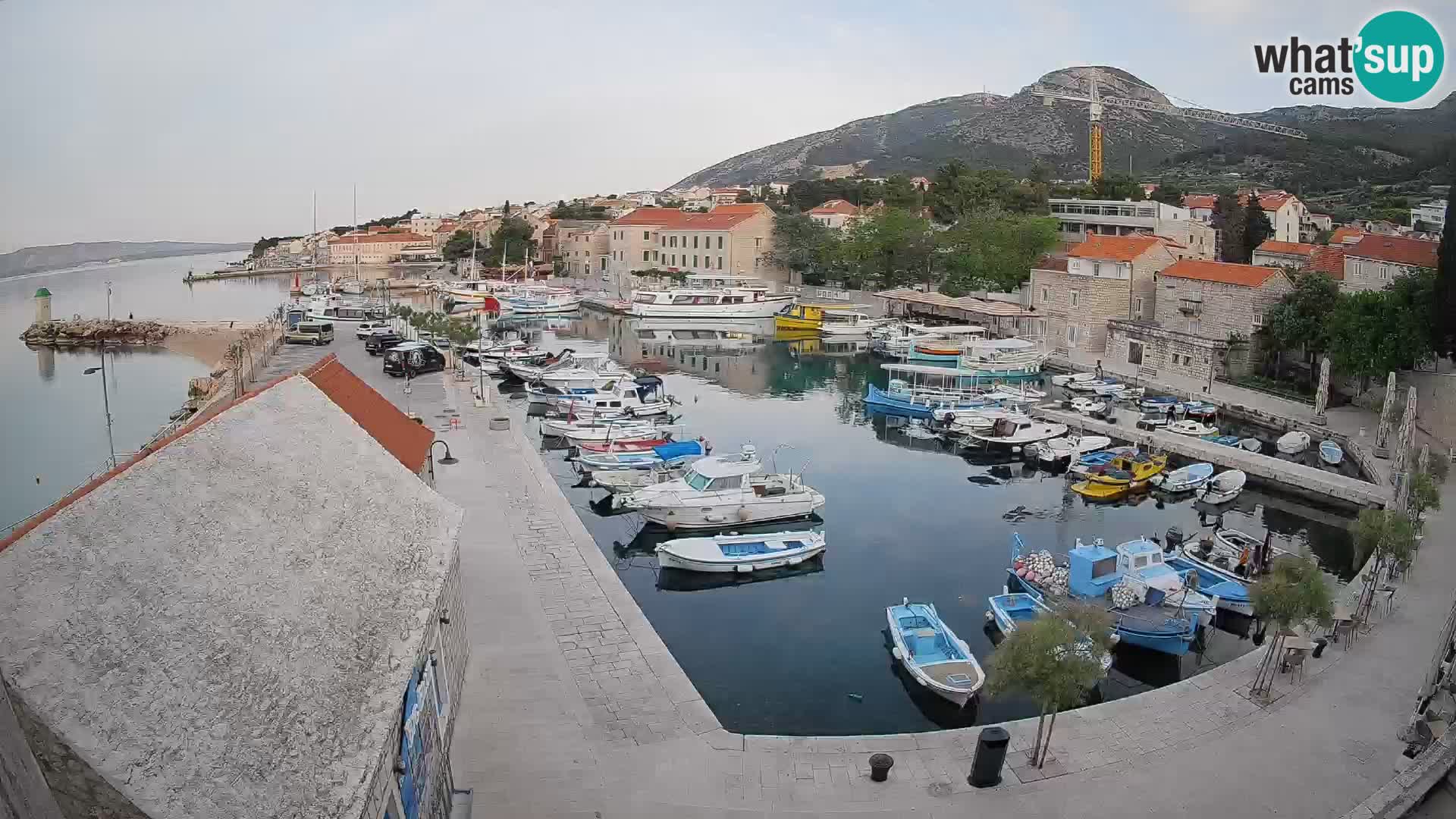 Spletna kamera Bol pristanišče – Pogled v živo na Rivo in marino