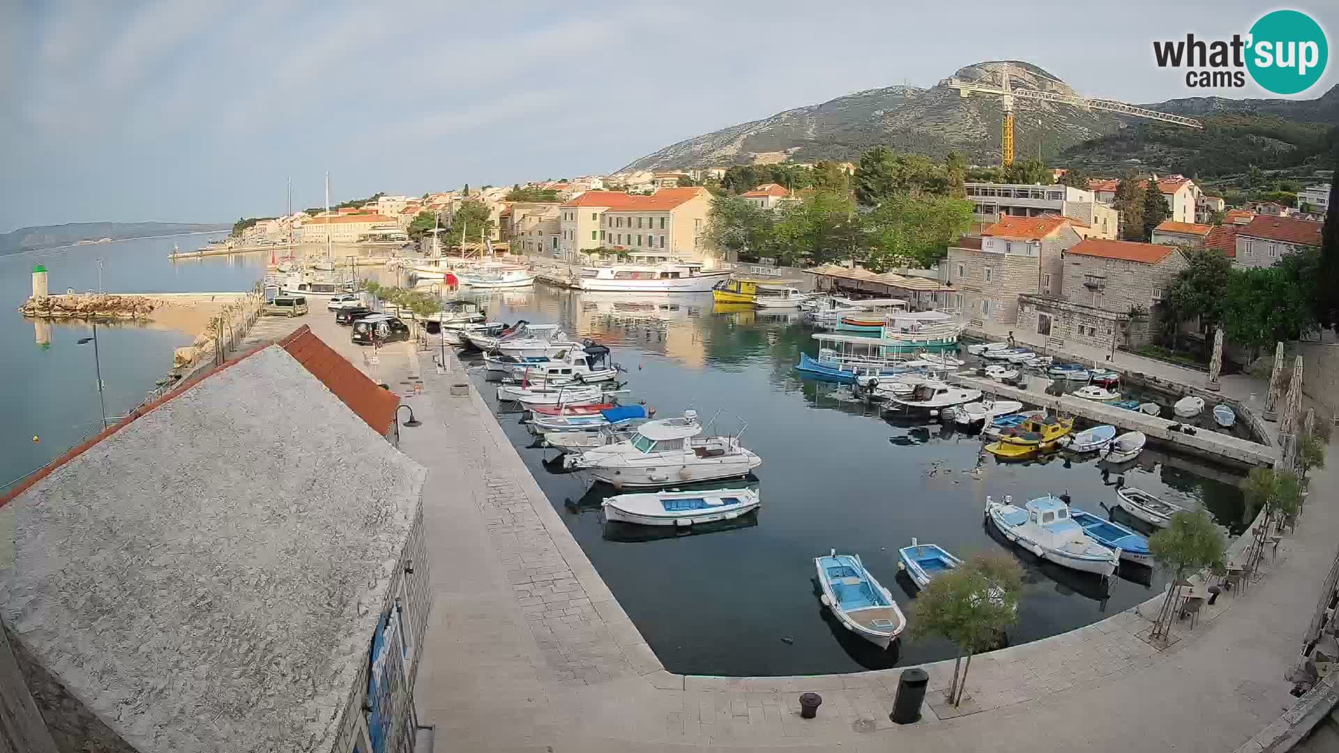 Web kamera Bol Riva – Pogled uživo na luku i marinu