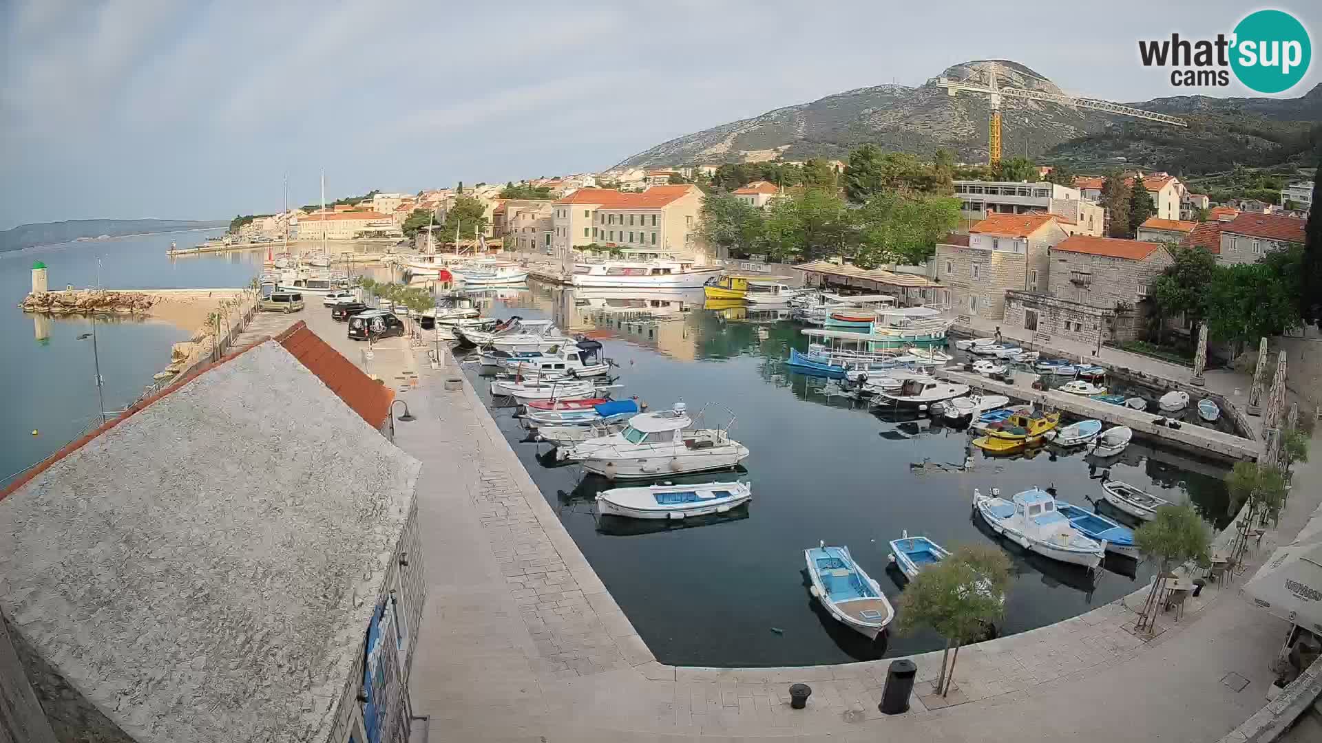 Spletna kamera Bol pristanišče – Pogled v živo na Rivo in marino
