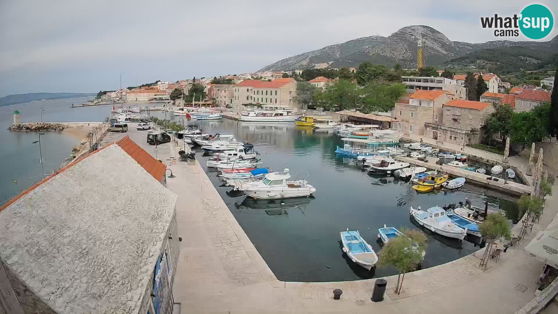 Spletna kamera Bol pristanišče – Pogled v živo na Rivo in marino