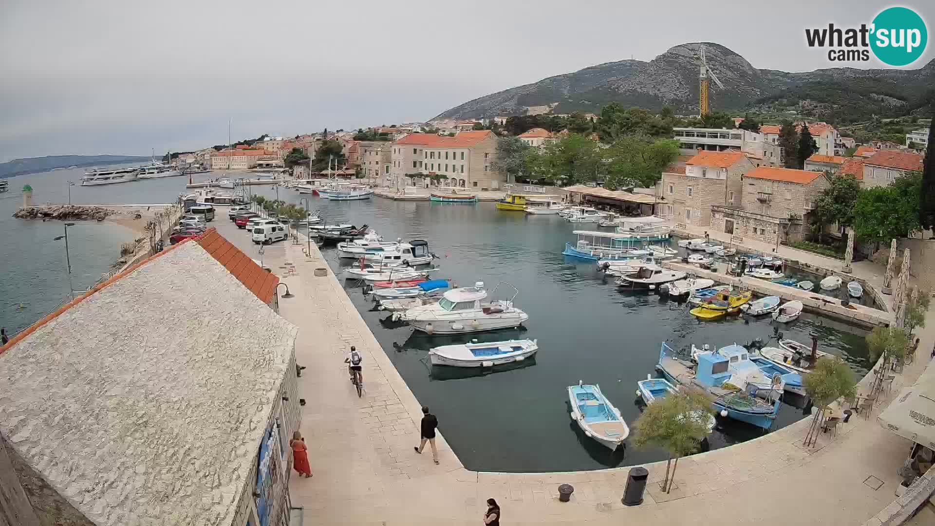 Spletna kamera Bol pristanišče – Pogled v živo na Rivo in marino