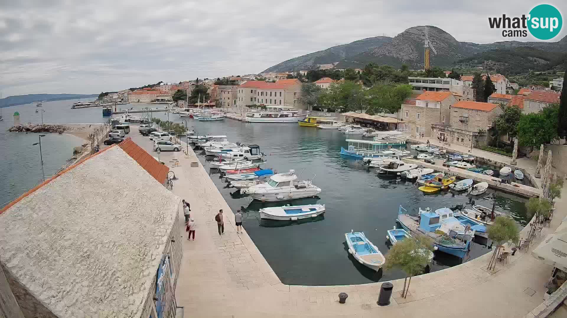 Web kamera Bol Riva – Pogled uživo na luku i marinu
