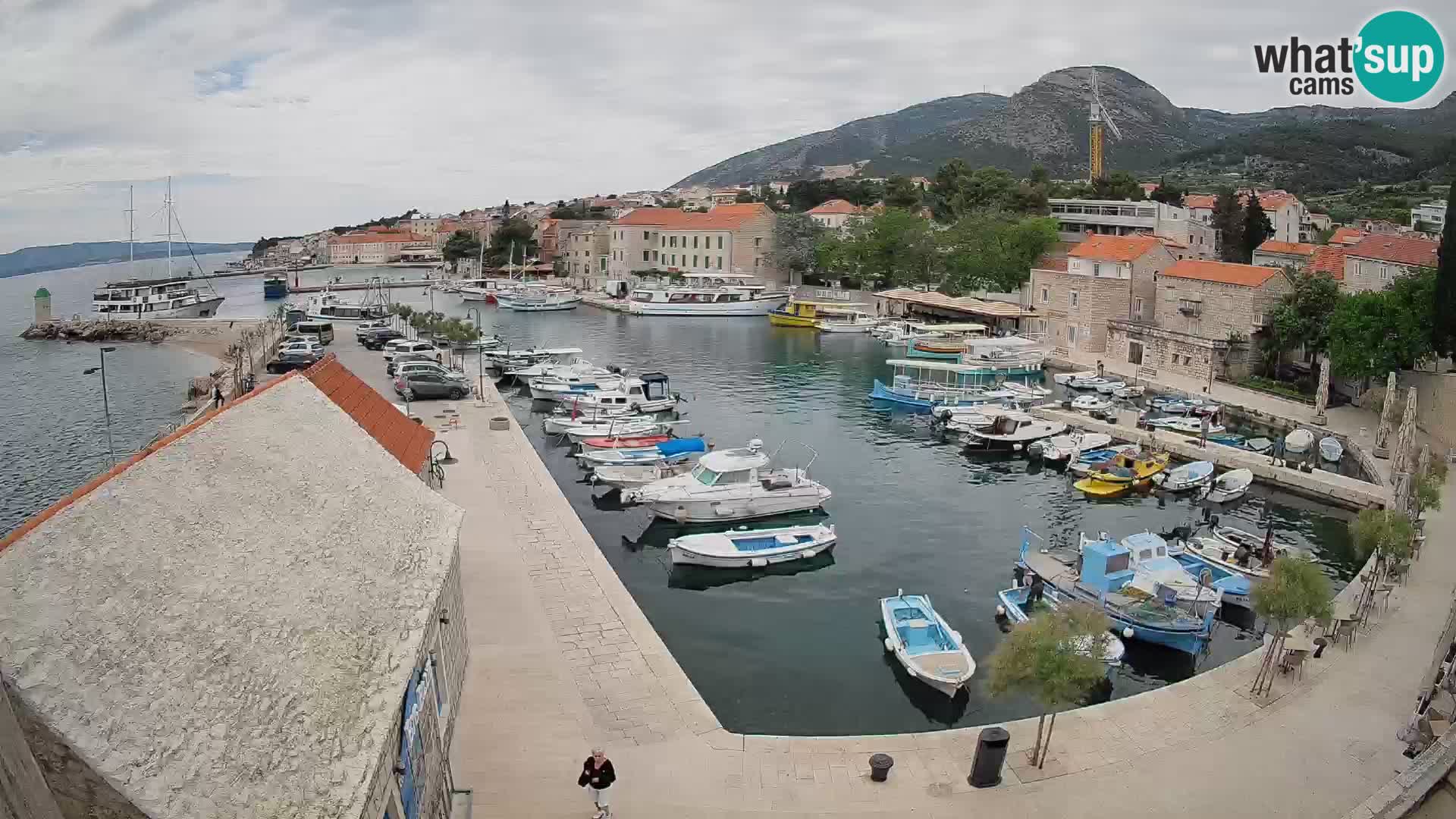 Spletna kamera Bol pristanišče – Pogled v živo na Rivo in marino