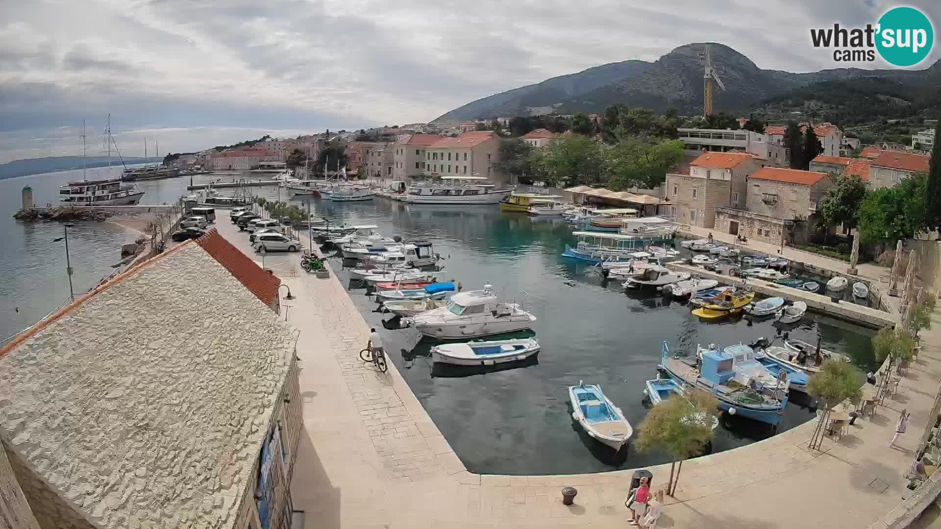 Web kamera Bol Riva – Pogled uživo na luku i marinu