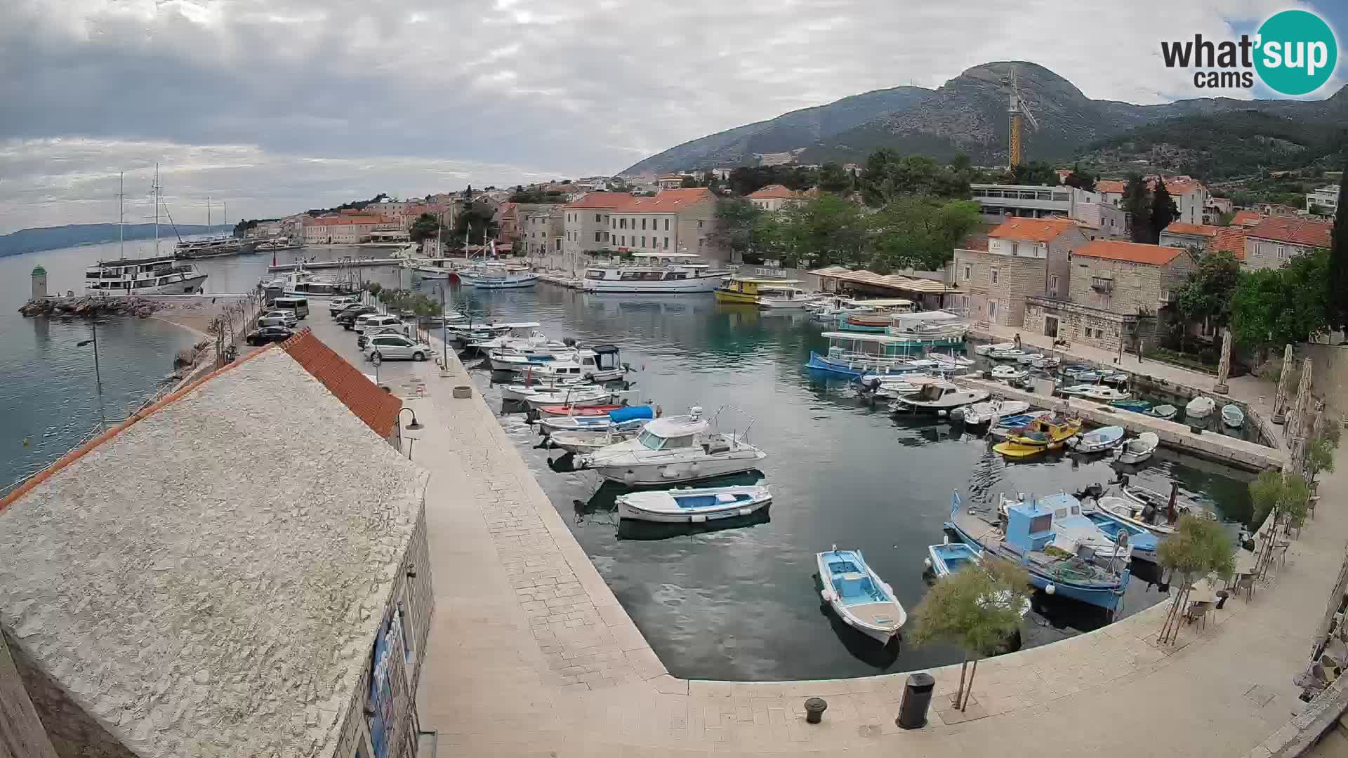 Spletna kamera Bol pristanišče – Pogled v živo na Rivo in marino