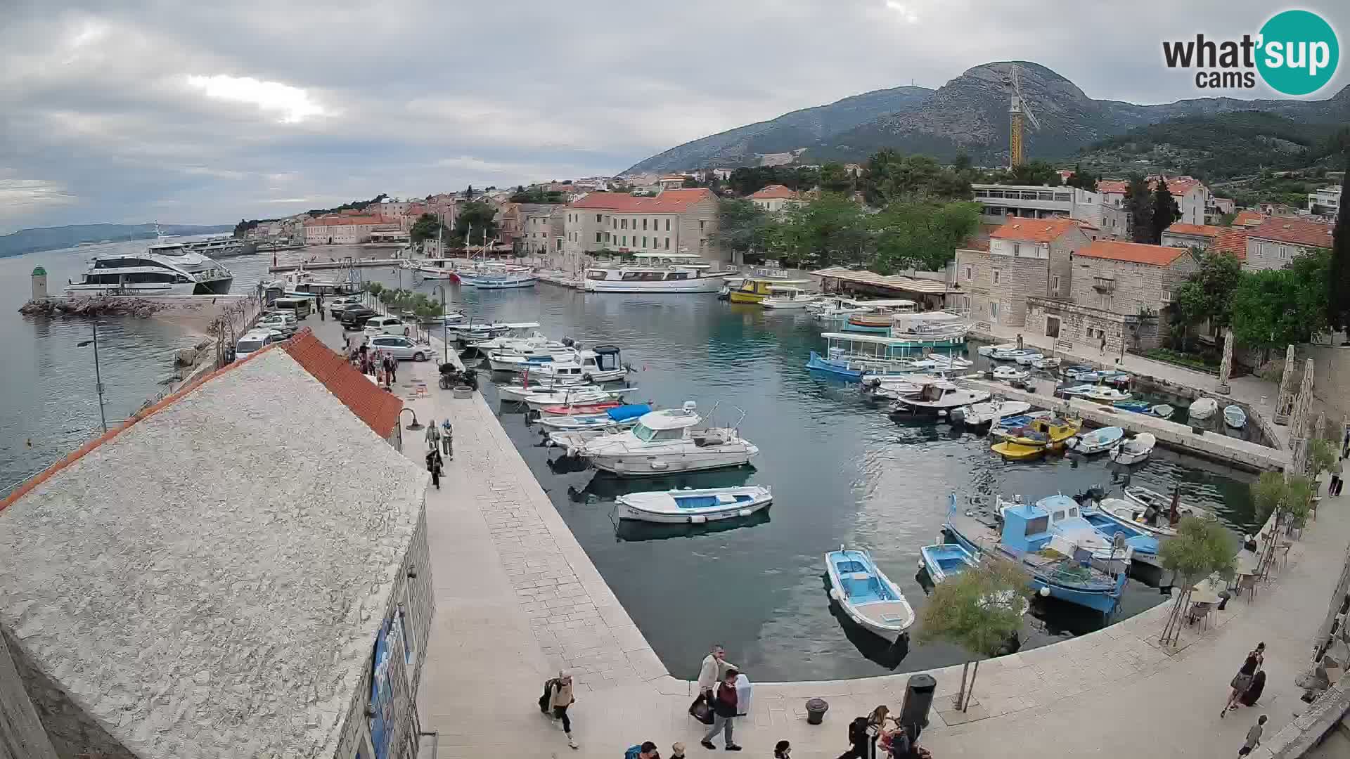 Spletna kamera Bol pristanišče – Pogled v živo na Rivo in marino