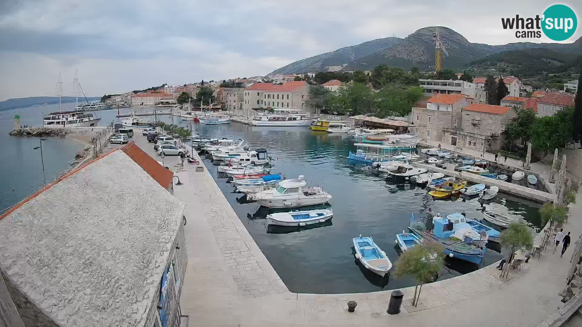 Web kamera Bol Riva – Pogled uživo na luku i marinu
