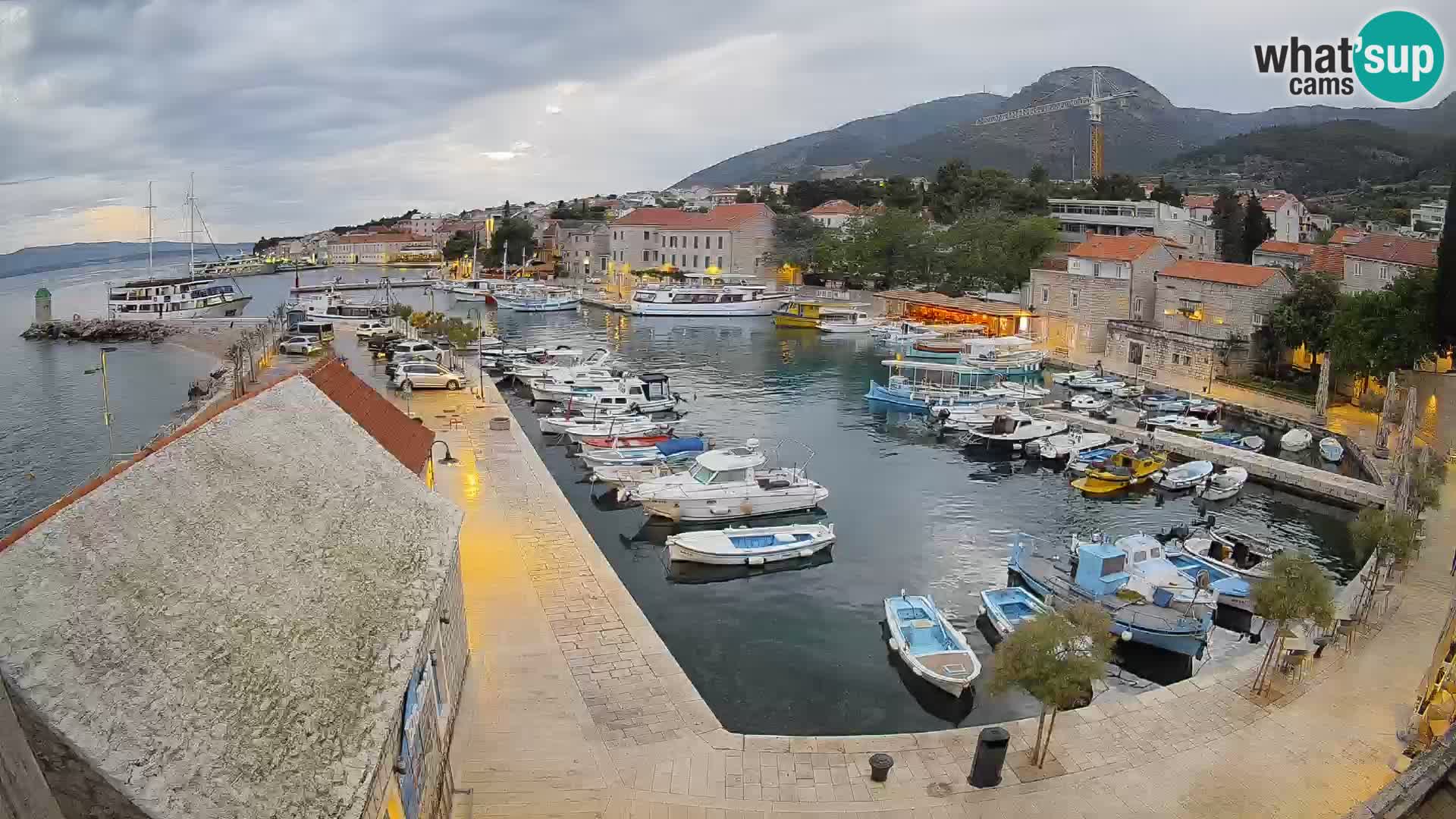 Web kamera Bol Riva – Pogled uživo na luku i marinu