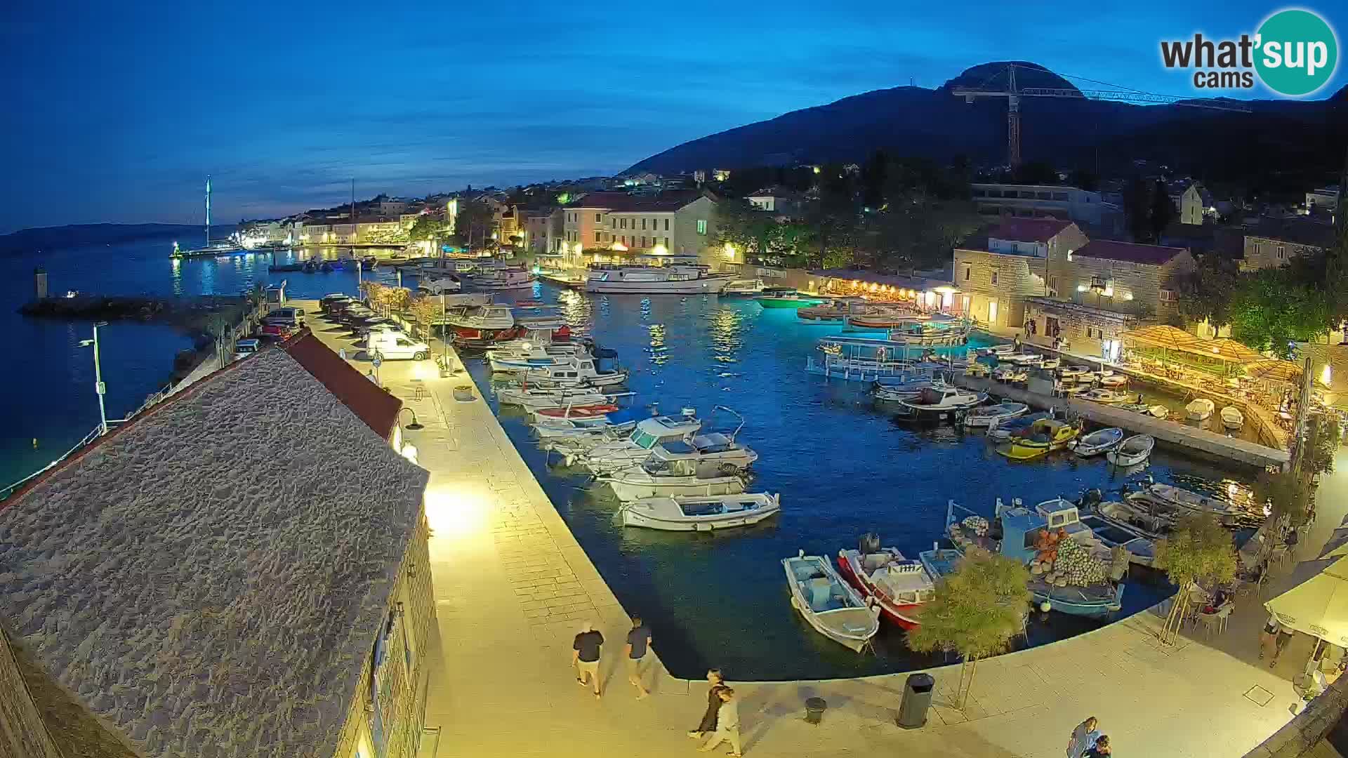 Spletna kamera Bol pristanišče – Pogled v živo na Rivo in marino