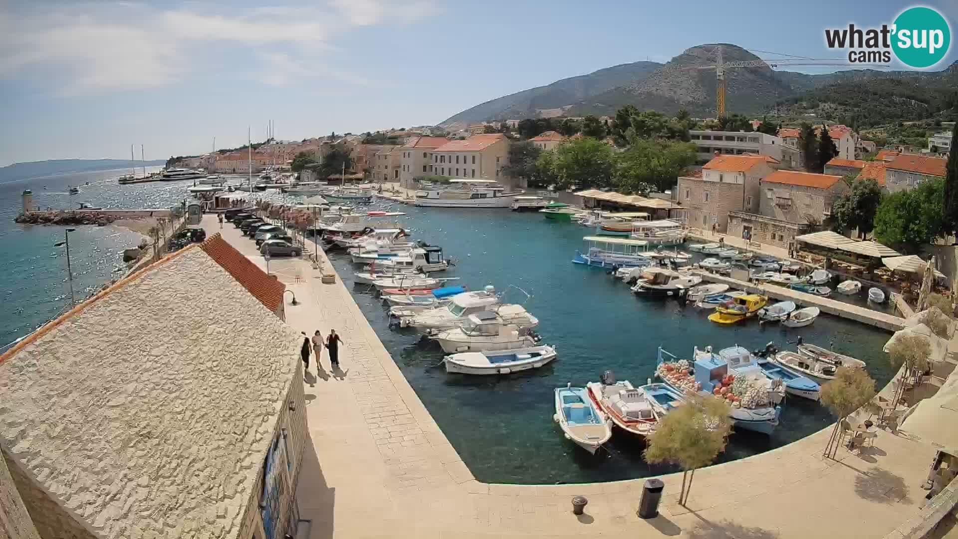 Spletna kamera Bol pristanišče – Pogled v živo na Rivo in marino