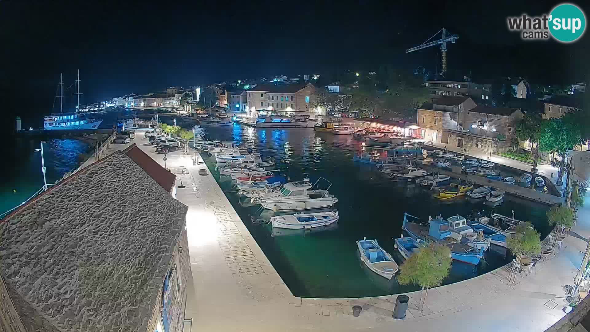Spletna kamera Bol pristanišče – Pogled v živo na Rivo in marino