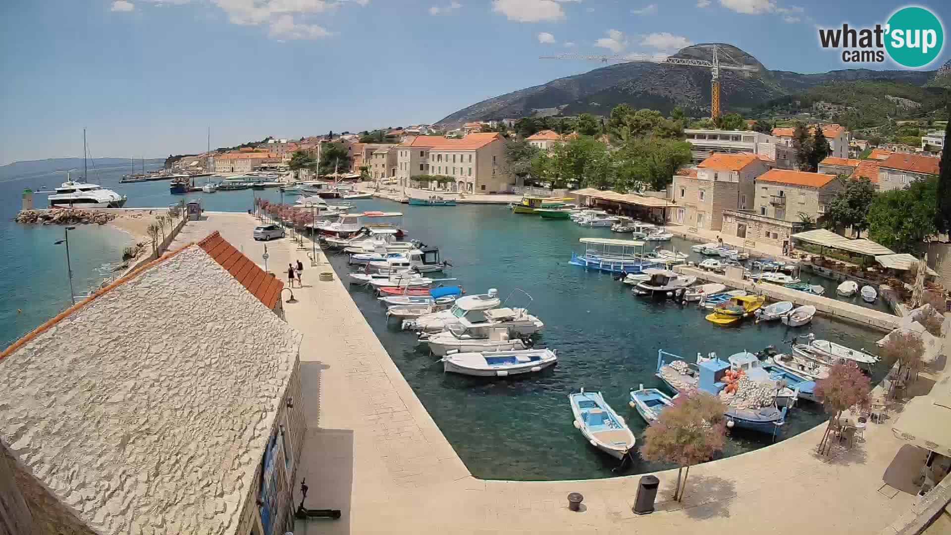 Spletna kamera Bol pristanišče – Pogled v živo na Rivo in marino