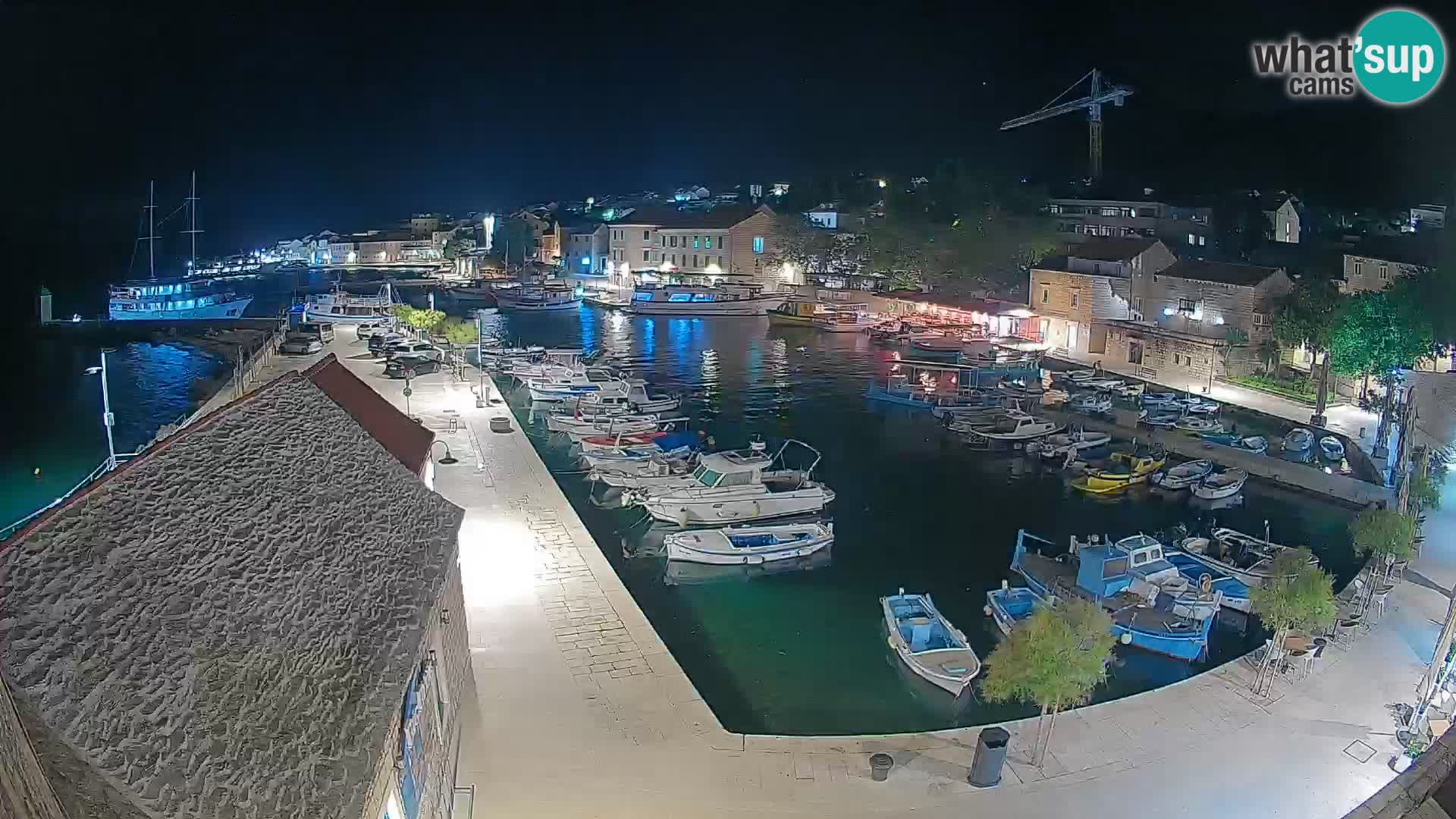 Spletna kamera Bol pristanišče – Pogled v živo na Rivo in marino