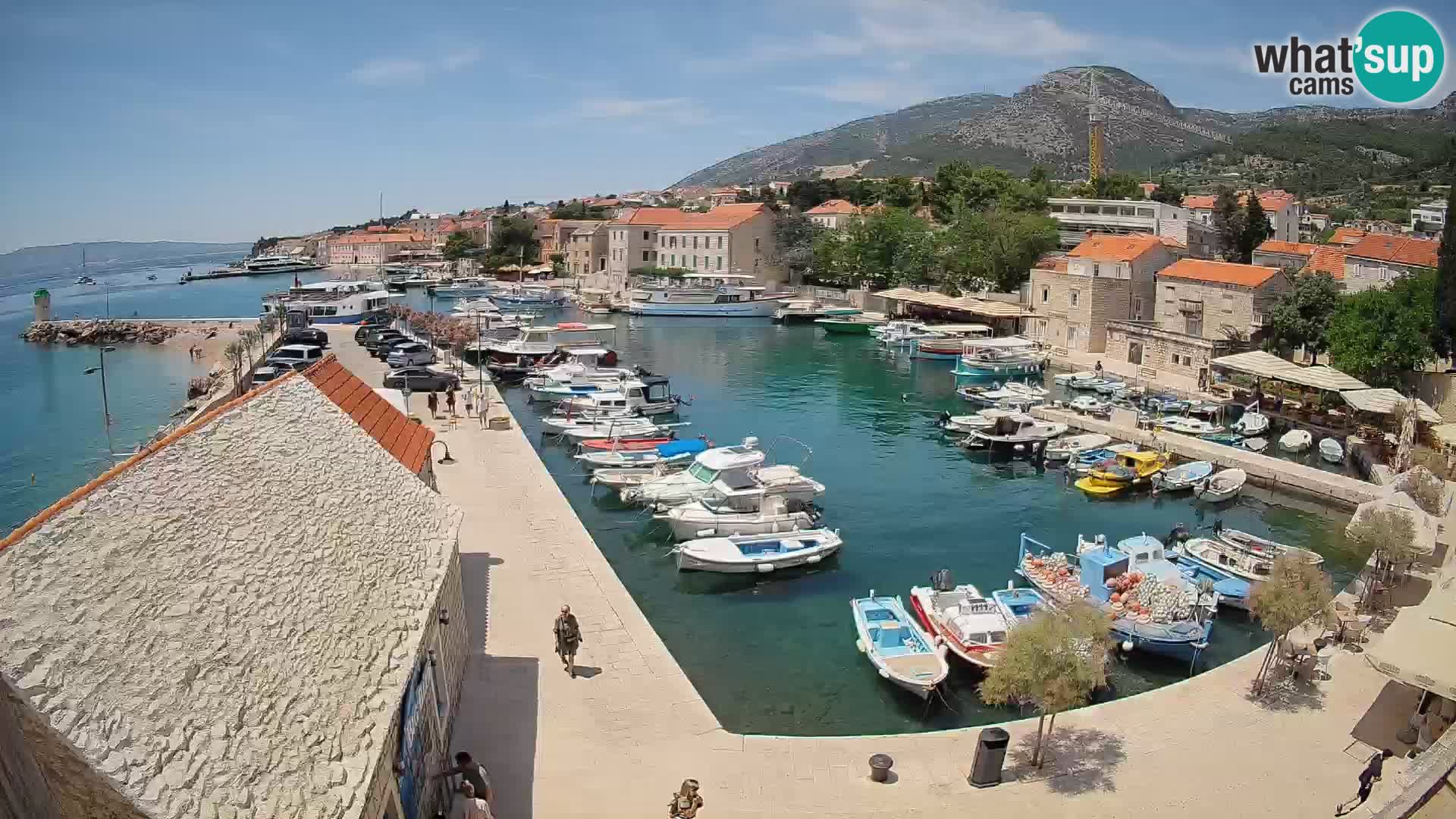Web kamera Bol Riva – Pogled uživo na luku i marinu