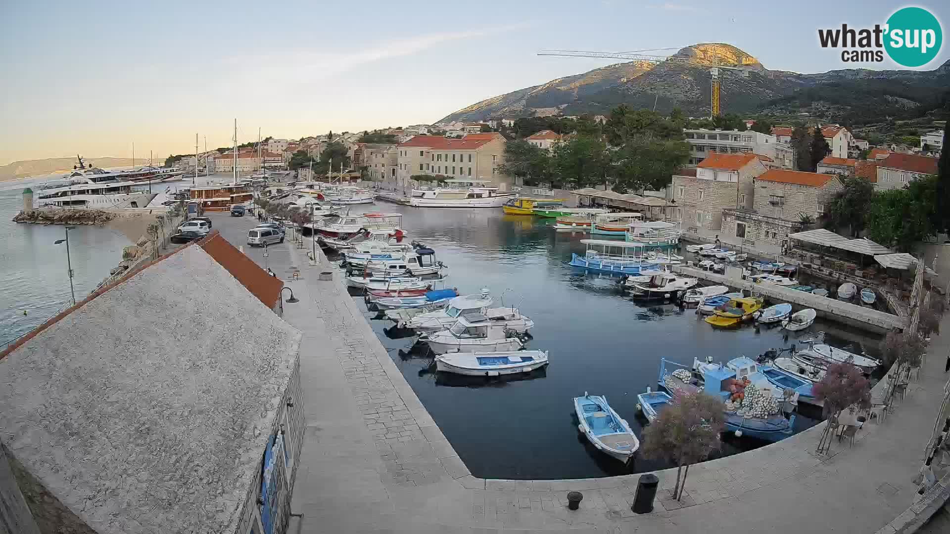 Spletna kamera Bol pristanišče – Pogled v živo na Rivo in marino
