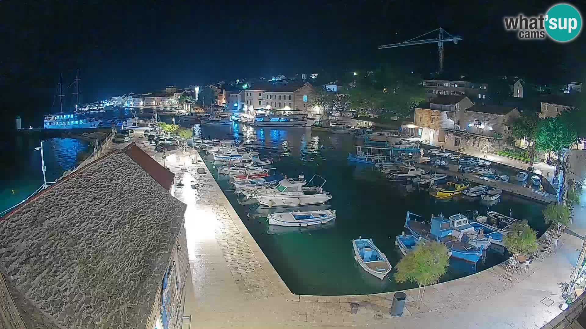 Spletna kamera Bol pristanišče – Pogled v živo na Rivo in marino