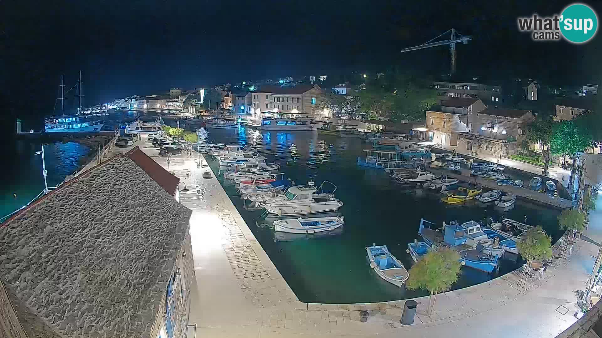 Spletna kamera Bol pristanišče – Pogled v živo na Rivo in marino