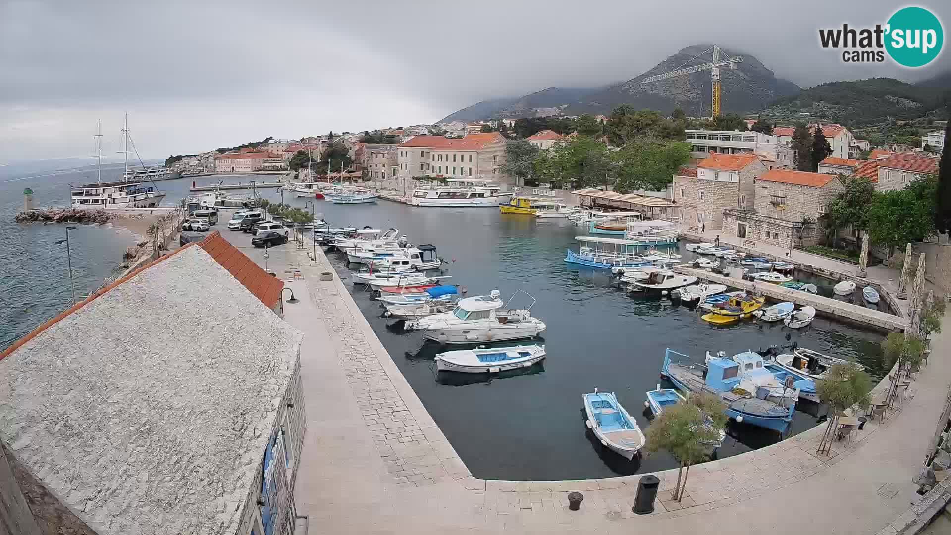 Spletna kamera Bol pristanišče – Pogled v živo na Rivo in marino