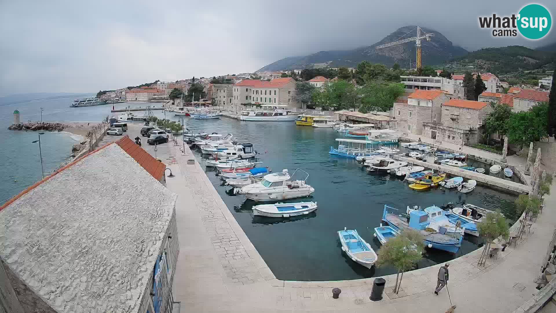 Web kamera Bol Riva – Pogled uživo na luku i marinu