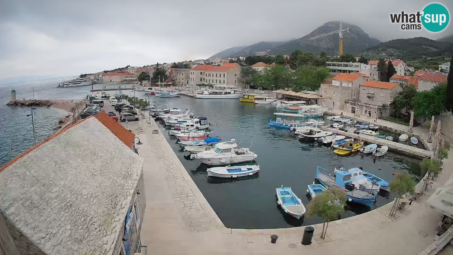 Web kamera Bol Riva – Pogled uživo na luku i marinu