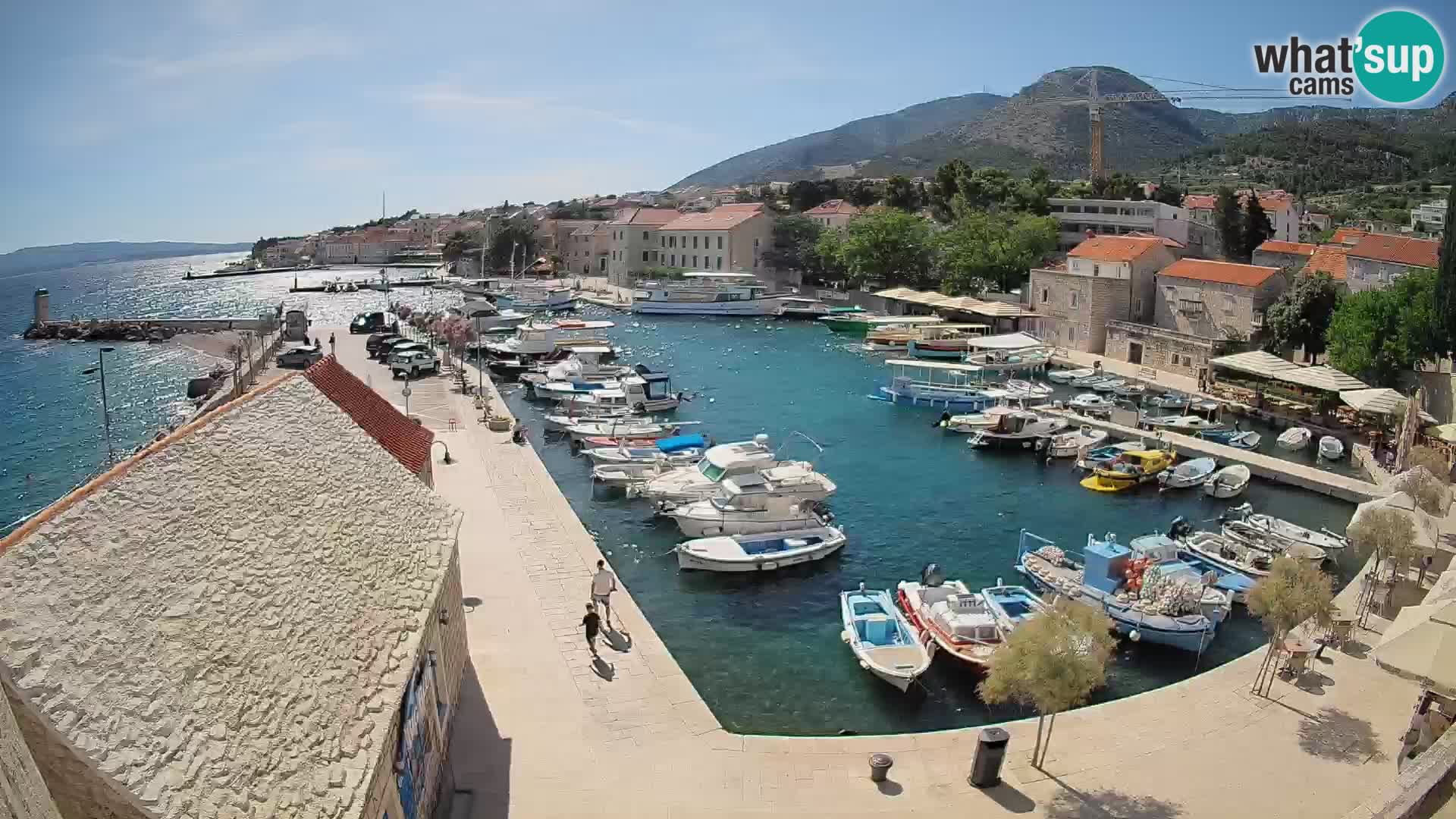 Spletna kamera Bol pristanišče – Pogled v živo na Rivo in marino