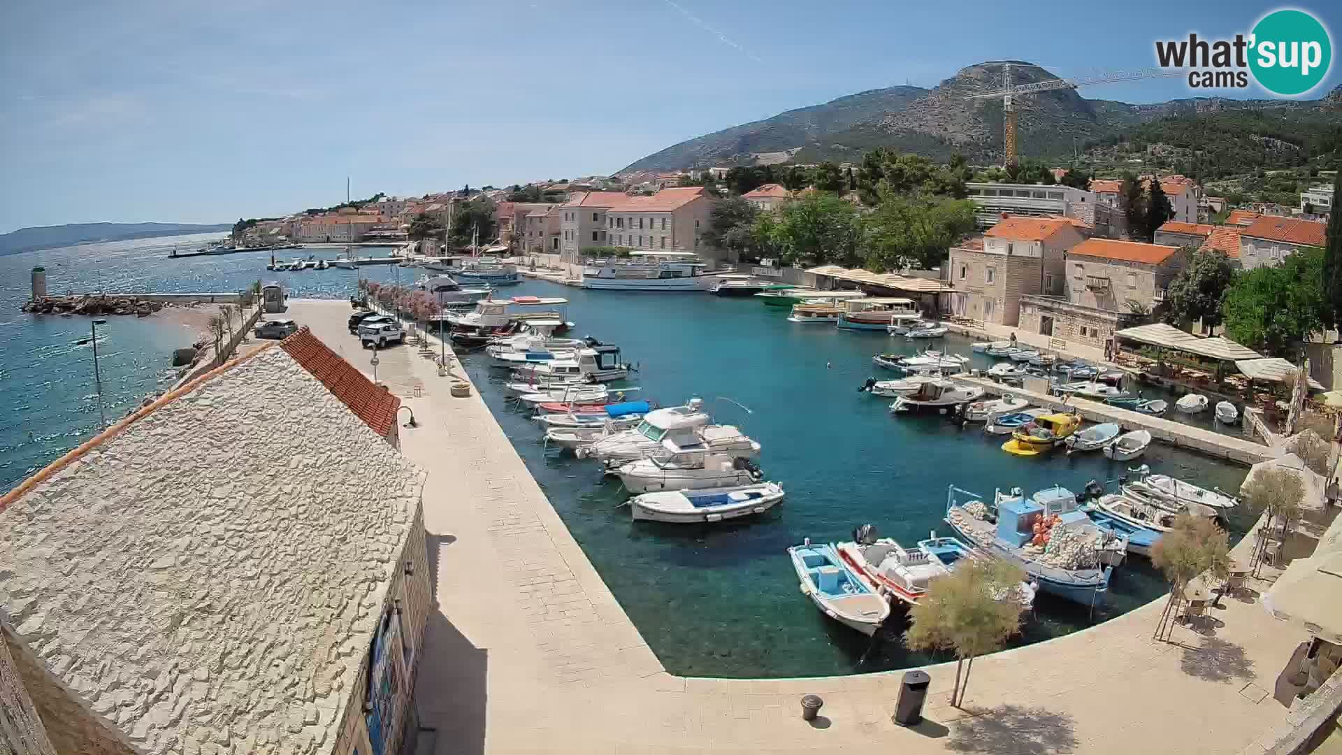 Spletna kamera Bol pristanišče – Pogled v živo na Rivo in marino