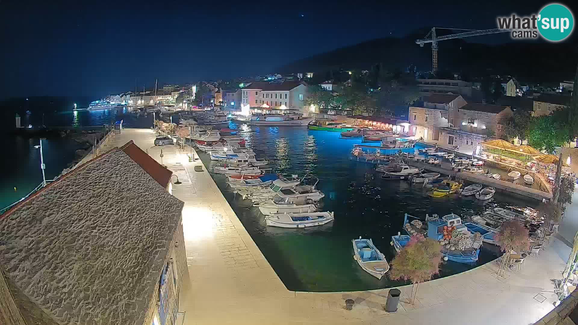 Spletna kamera Bol pristanišče – Pogled v živo na Rivo in marino