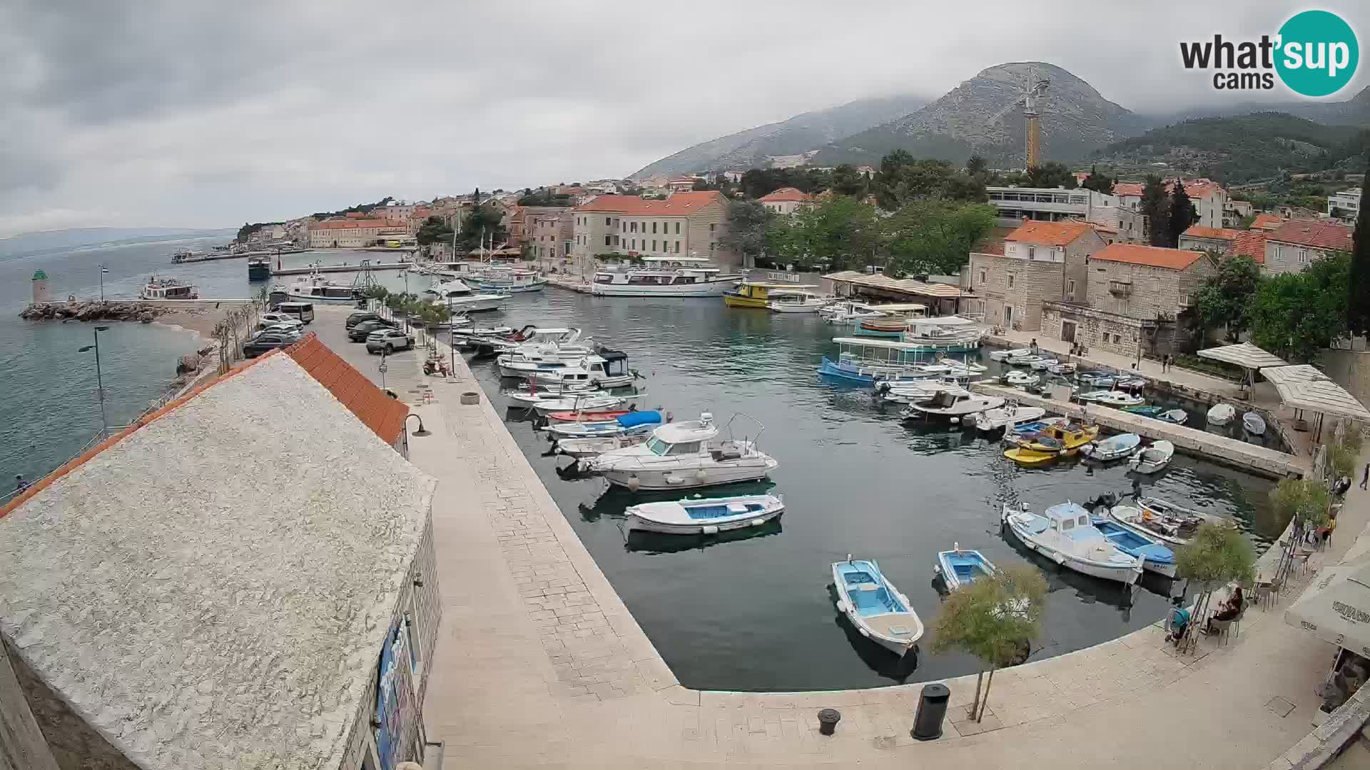 Spletna kamera Bol pristanišče – Pogled v živo na Rivo in marino