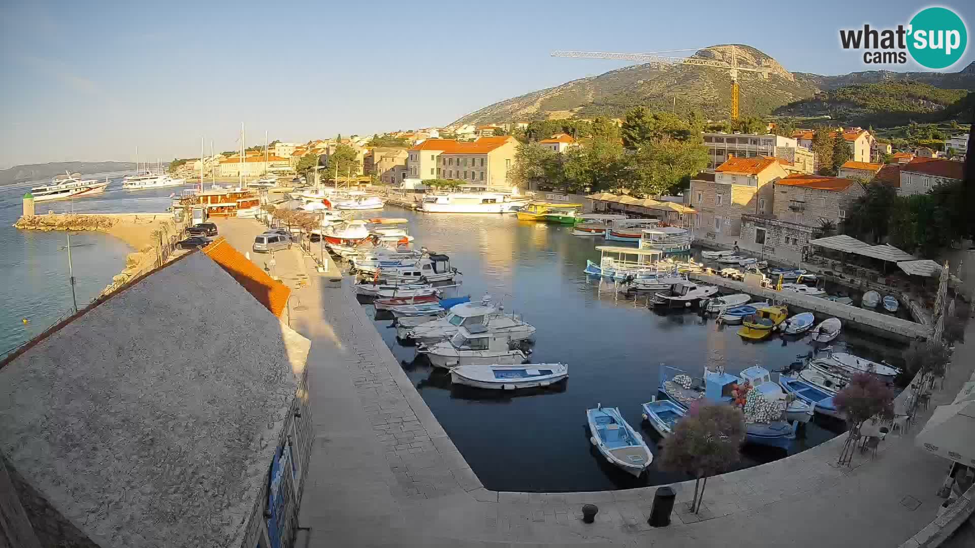 Spletna kamera Bol pristanišče – Pogled v živo na Rivo in marino