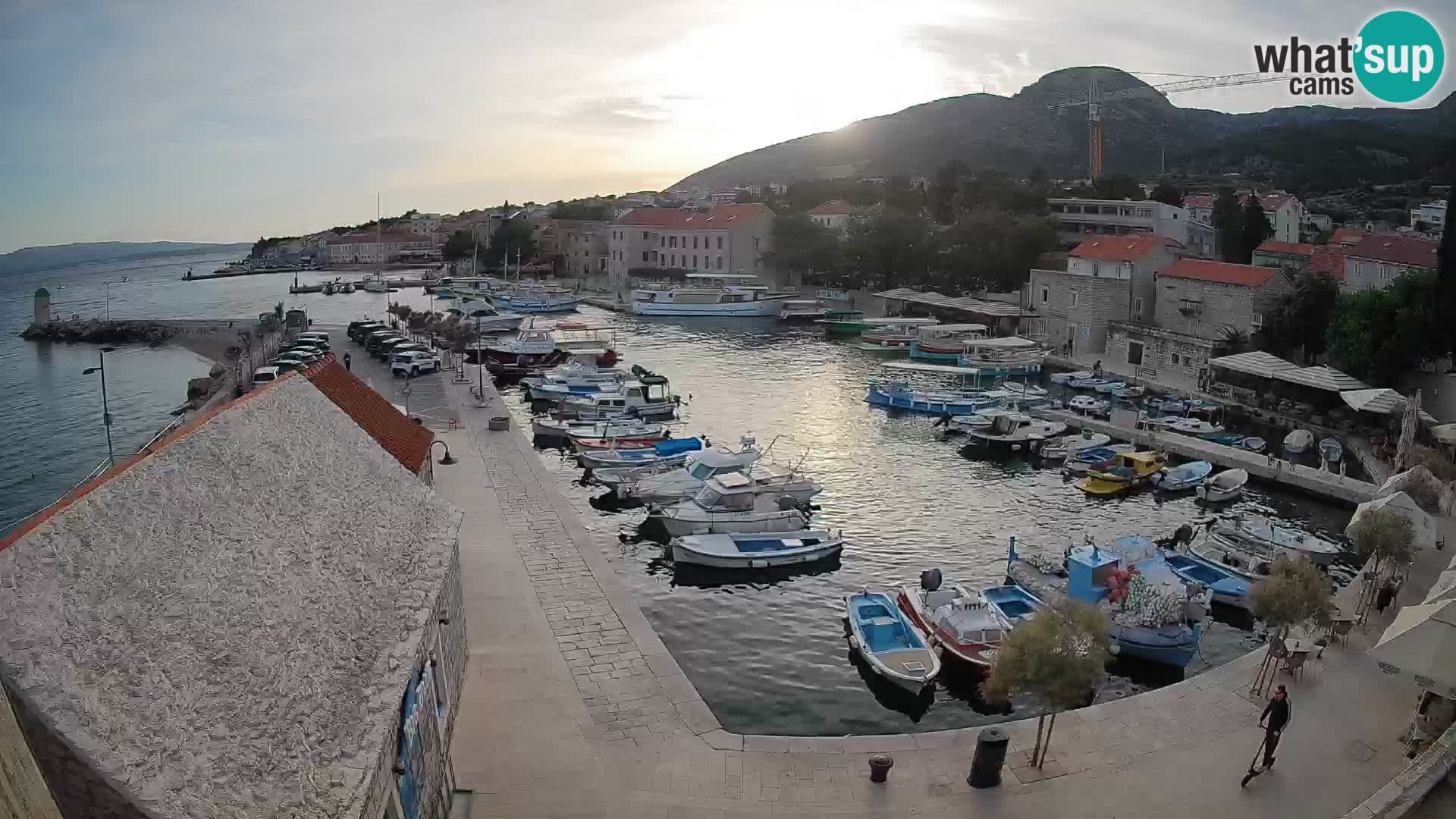 Spletna kamera Bol pristanišče – Pogled v živo na Rivo in marino