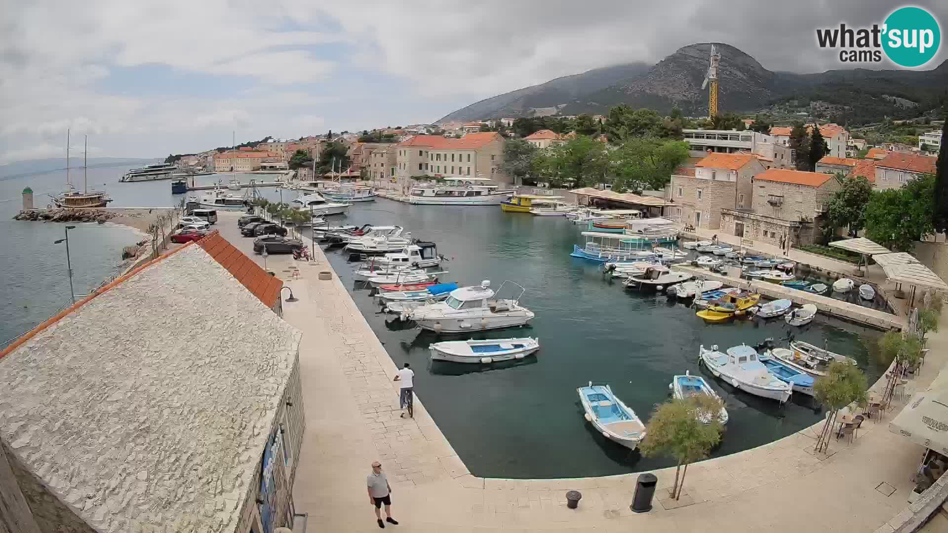 Spletna kamera Bol pristanišče – Pogled v živo na Rivo in marino
