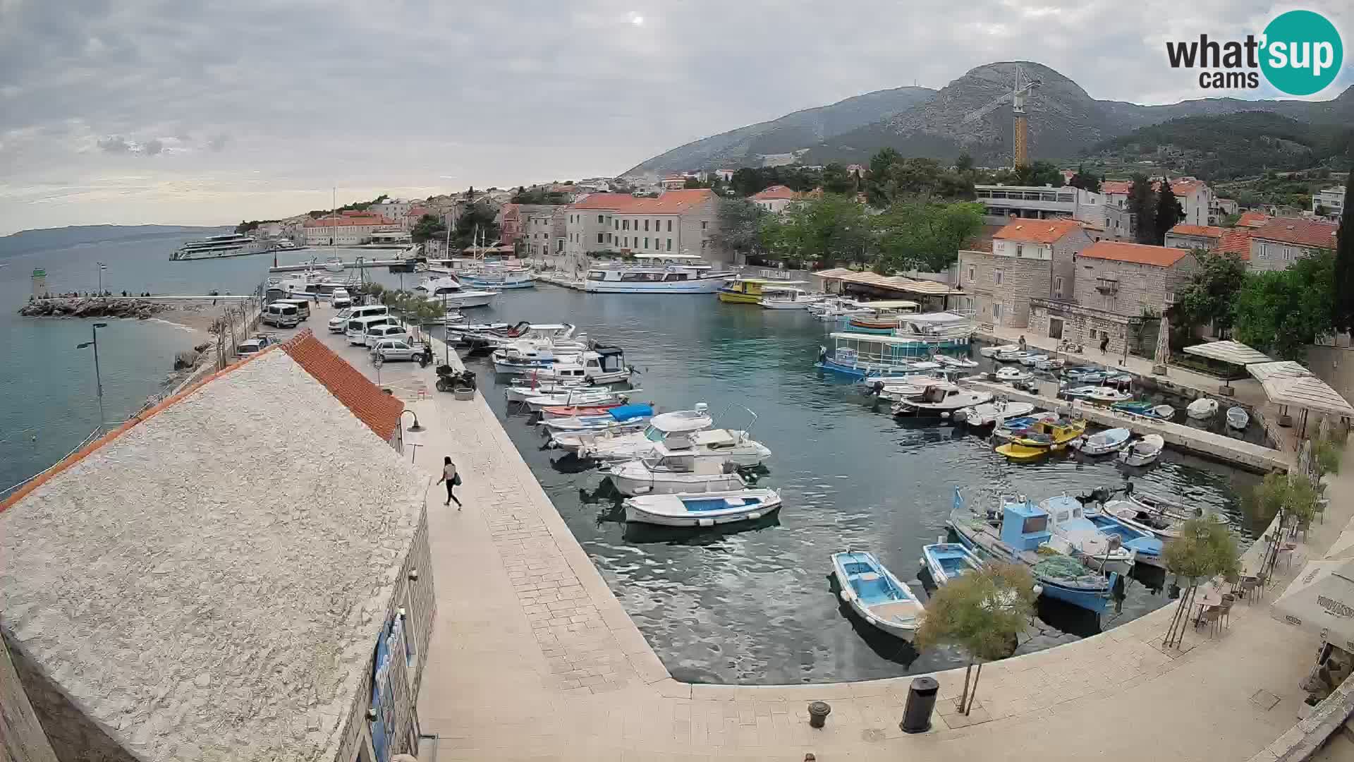 Spletna kamera Bol pristanišče – Pogled v živo na Rivo in marino