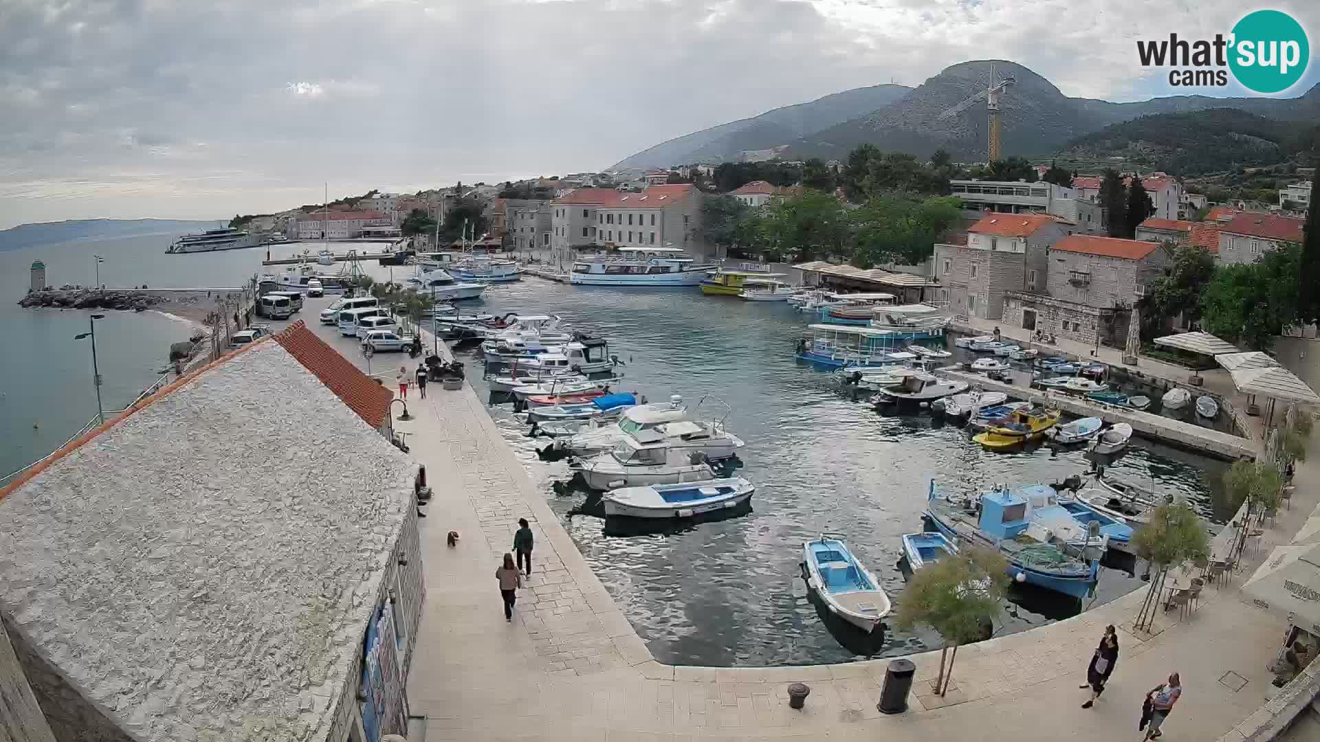 Web kamera Bol Riva – Pogled uživo na luku i marinu
