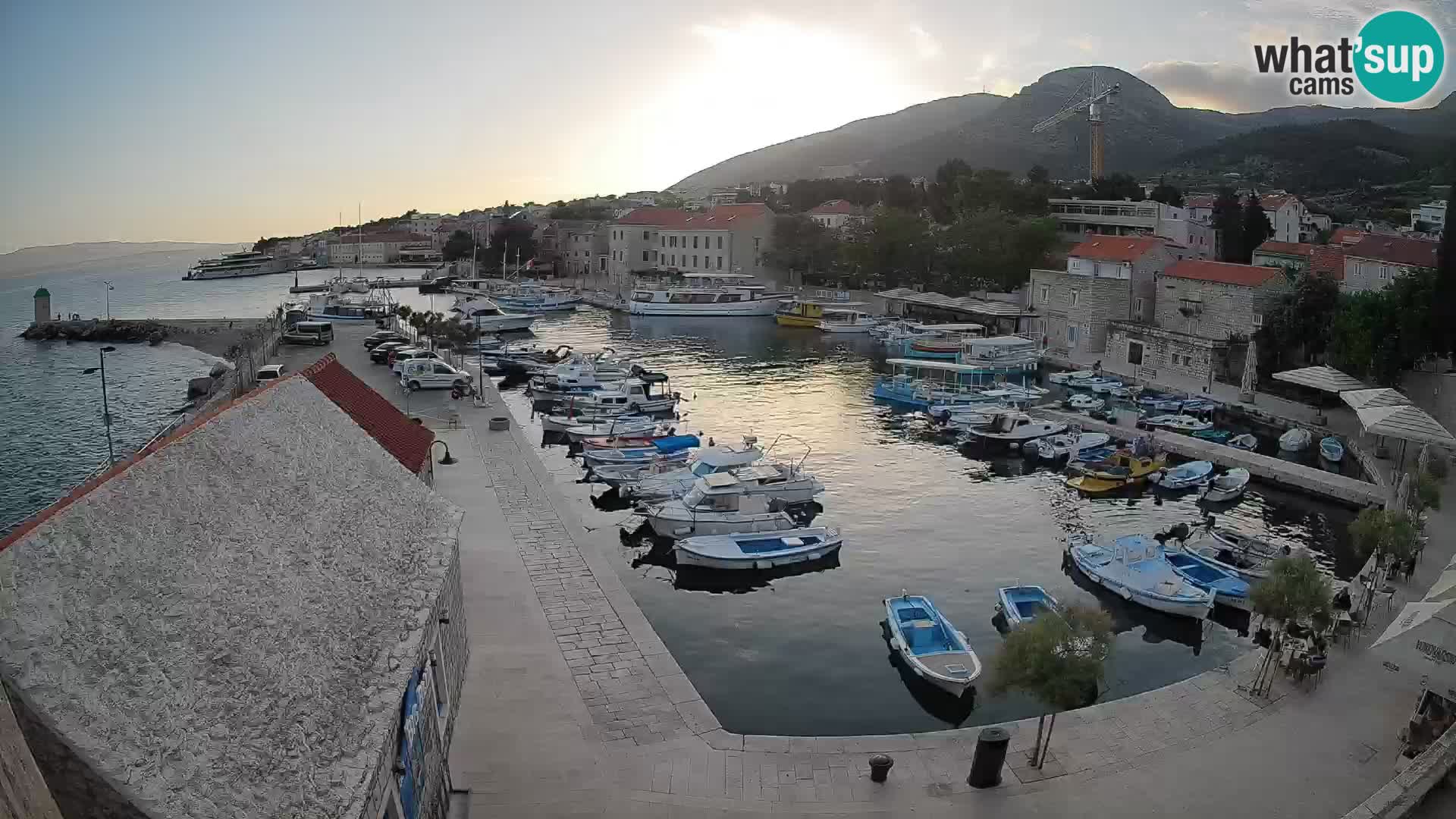 Spletna kamera Bol pristanišče – Pogled v živo na Rivo in marino