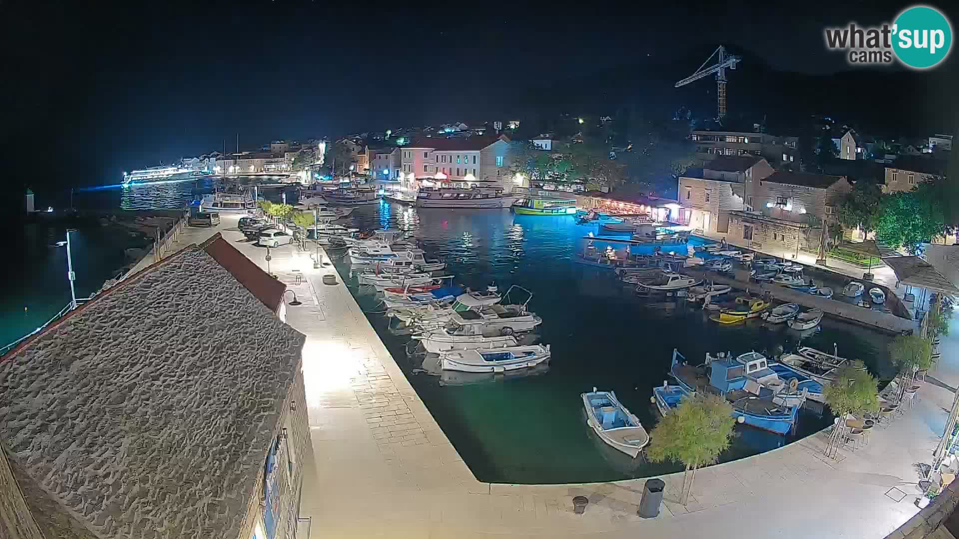 Web kamera Bol Riva – Pogled uživo na luku i marinu